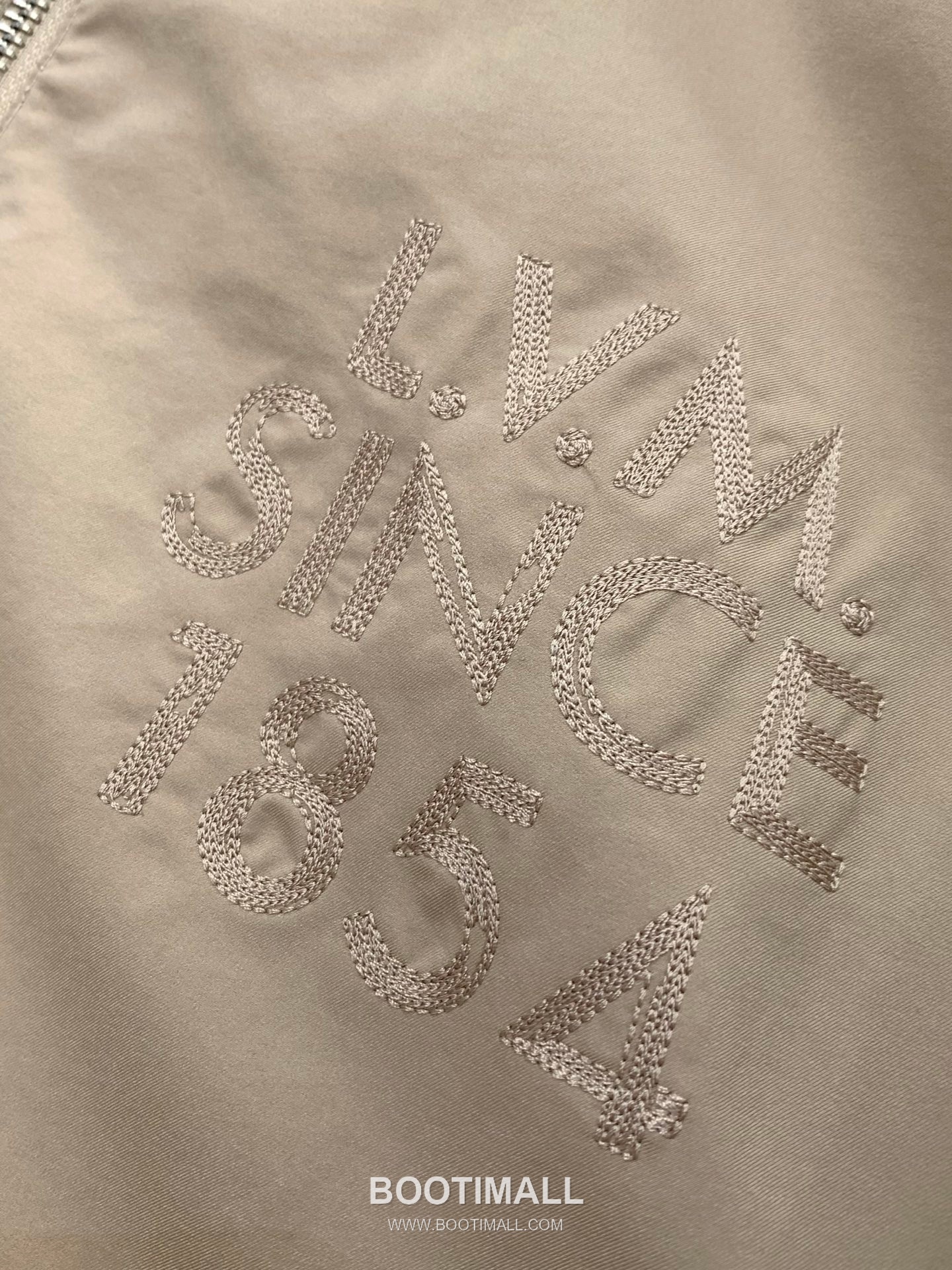 Louis Vuitton SS26 Nylon Reversible Hooded Jacket with Embroidered and Printed Logo 루이비통 SS26 나일론 리버서블 후드 재킷 자수 프린트 로고 6