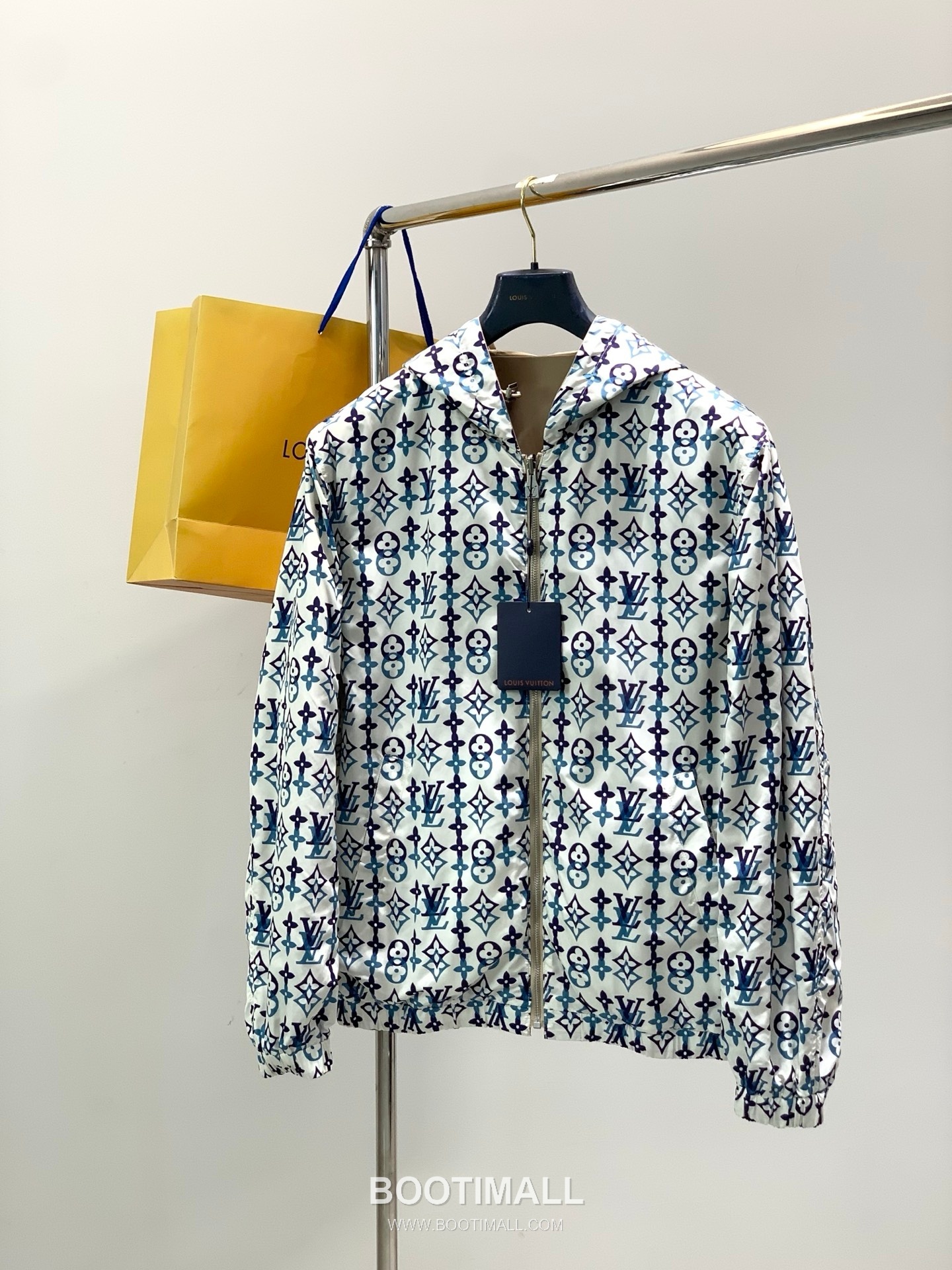 Louis Vuitton SS26 Nylon Reversible Hooded Jacket with Embroidered and Printed Logo 루이비통 SS26 나일론 리버서블 후드 재킷 자수 프린트 로고 10