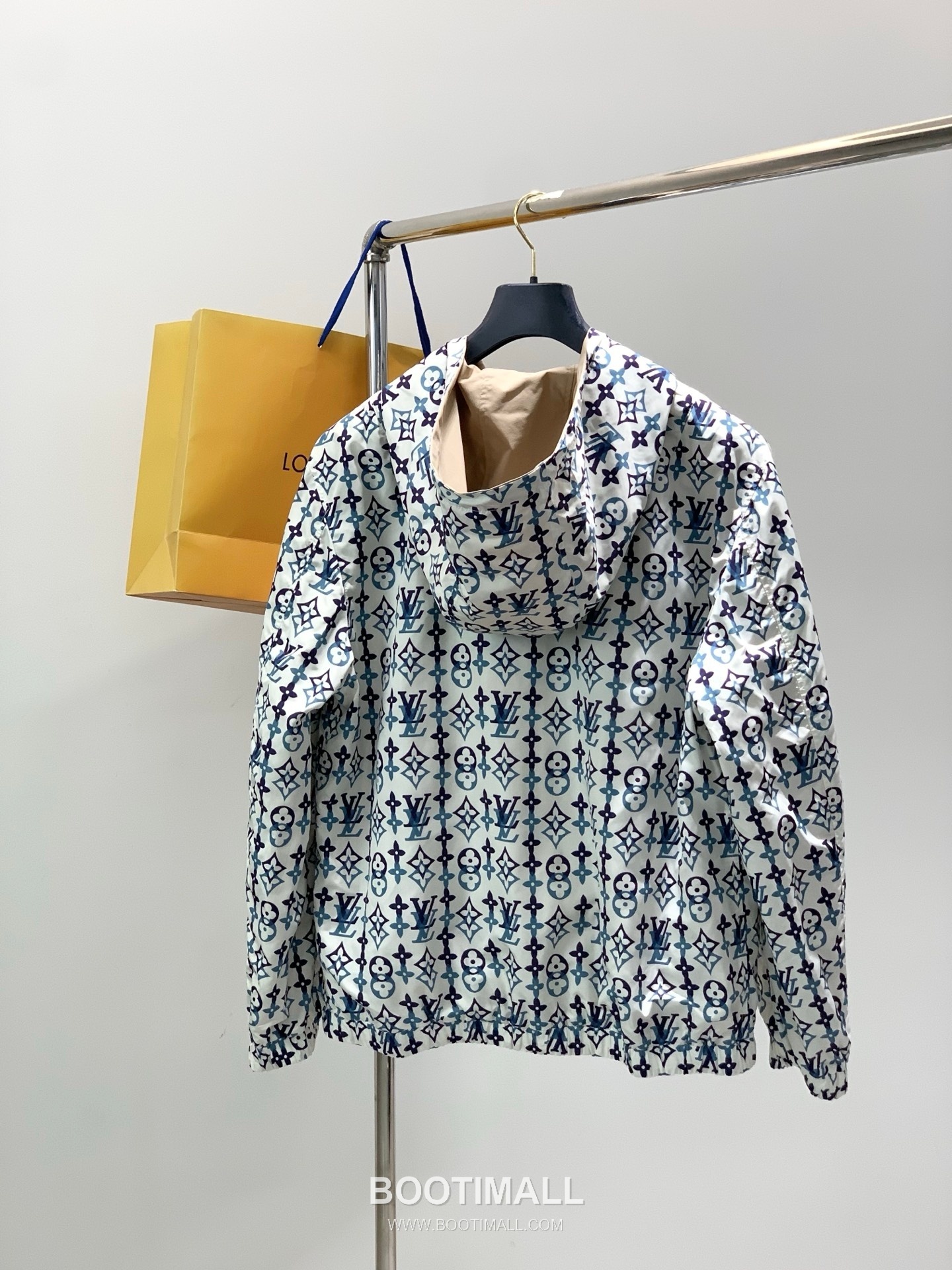 Louis Vuitton SS26 Nylon Reversible Hooded Jacket with Embroidered and Printed Logo 루이비통 SS26 나일론 리버서블 후드 재킷 자수 프린트 로고 11