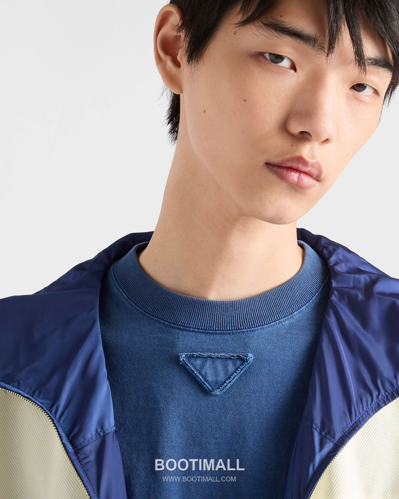 Prada SS26 Cotton Crewneck Long Sleeve T-Shirt with Patch Embroidered Logo 프라다 SS26 코튼 크루넥 긴팔 티셔츠 패치 자수 로고 2