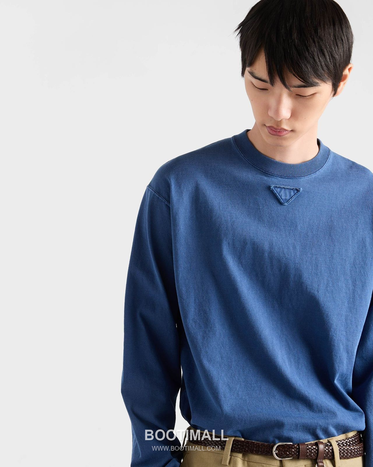 Prada SS26 Cotton Crewneck Long Sleeve T-Shirt with Patch Embroidered Logo 프라다 SS26 코튼 크루넥 긴팔 티셔츠 패치 자수 로고 3