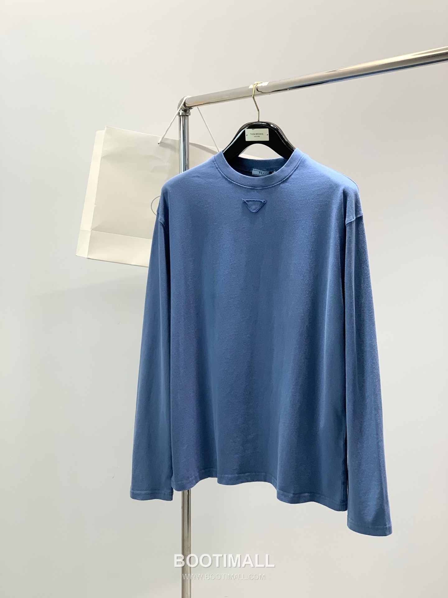 Prada SS26 Cotton Crewneck Long Sleeve T-Shirt with Patch Embroidered Logo 프라다 SS26 코튼 크루넥 긴팔 티셔츠 패치 자수 로고 5