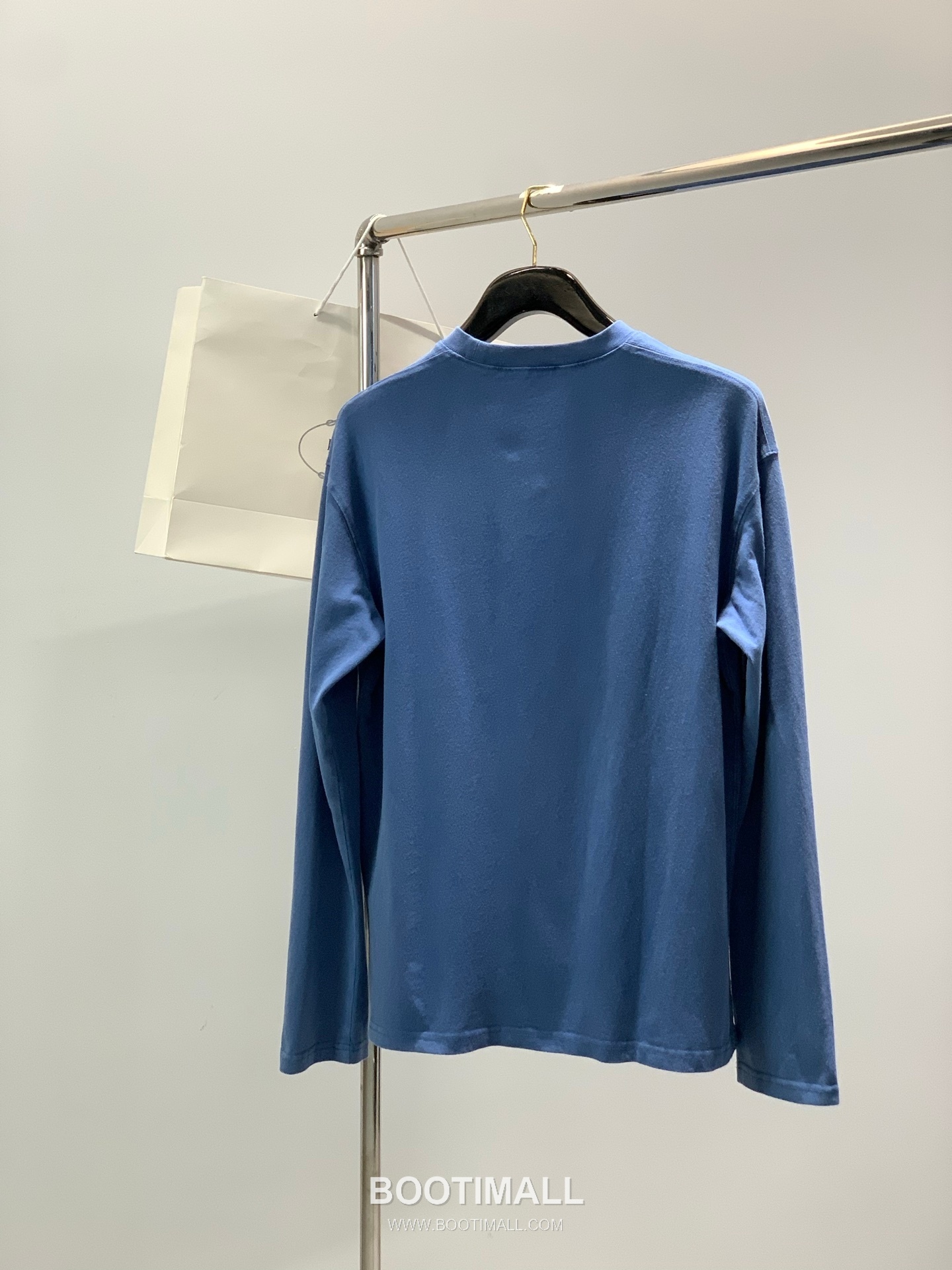 Prada SS26 Cotton Crewneck Long Sleeve T-Shirt with Patch Embroidered Logo 프라다 SS26 코튼 크루넥 긴팔 티셔츠 패치 자수 로고 6