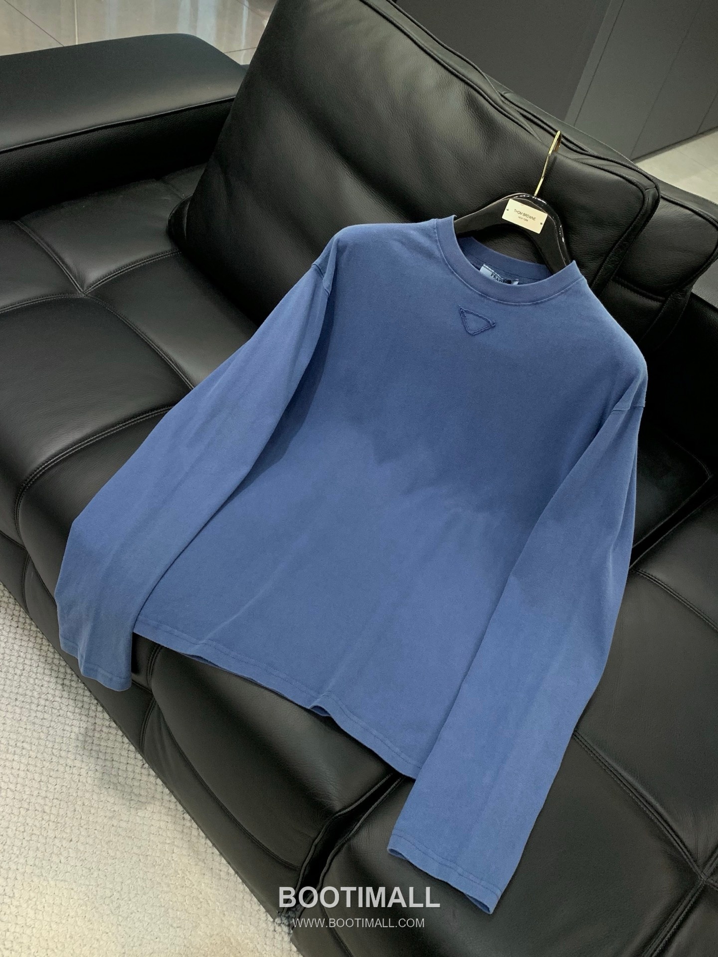 Prada SS26 Cotton Crewneck Long Sleeve T-Shirt with Patch Embroidered Logo 프라다 SS26 코튼 크루넥 긴팔 티셔츠 패치 자수 로고 8