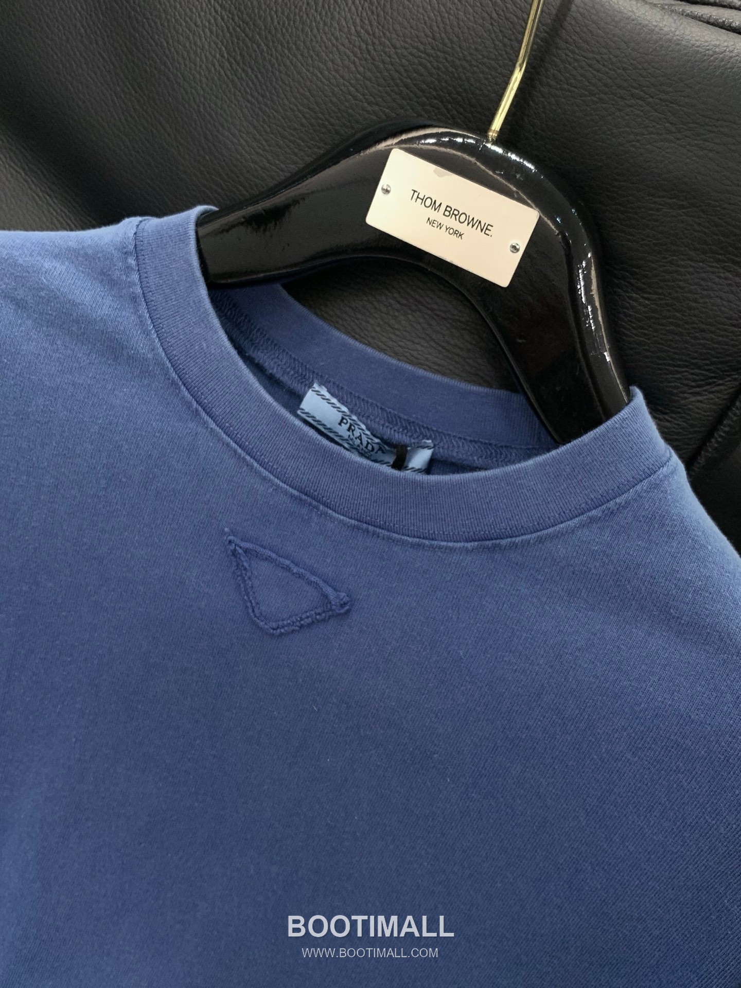 Prada SS26 Cotton Crewneck Long Sleeve T-Shirt with Patch Embroidered Logo 프라다 SS26 코튼 크루넥 긴팔 티셔츠 패치 자수 로고 9