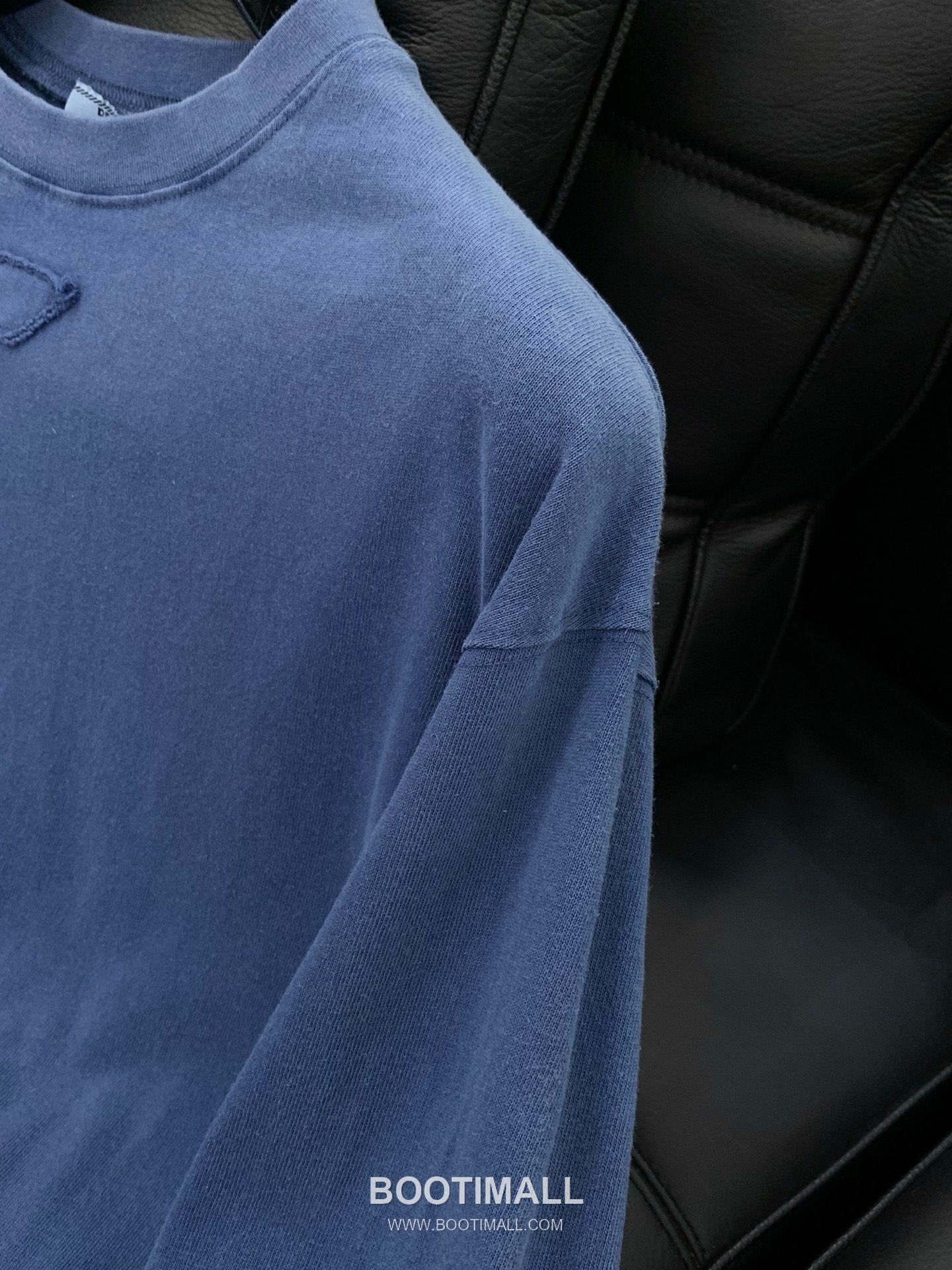 Prada SS26 Cotton Crewneck Long Sleeve T-Shirt with Patch Embroidered Logo 프라다 SS26 코튼 크루넥 긴팔 티셔츠 패치 자수 로고 10