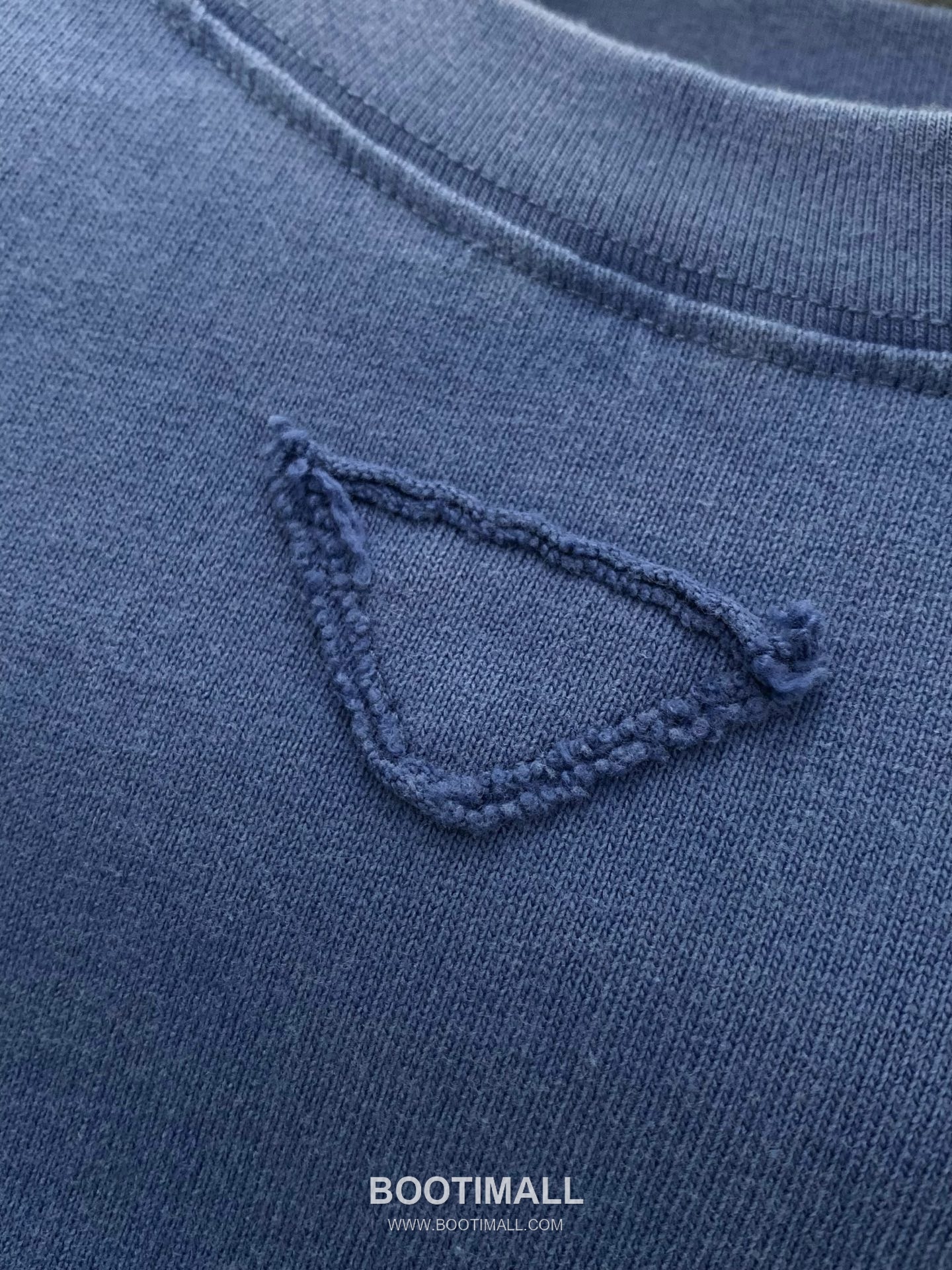 Prada SS26 Cotton Crewneck Long Sleeve T-Shirt with Patch Embroidered Logo 프라다 SS26 코튼 크루넥 긴팔 티셔츠 패치 자수 로고 11