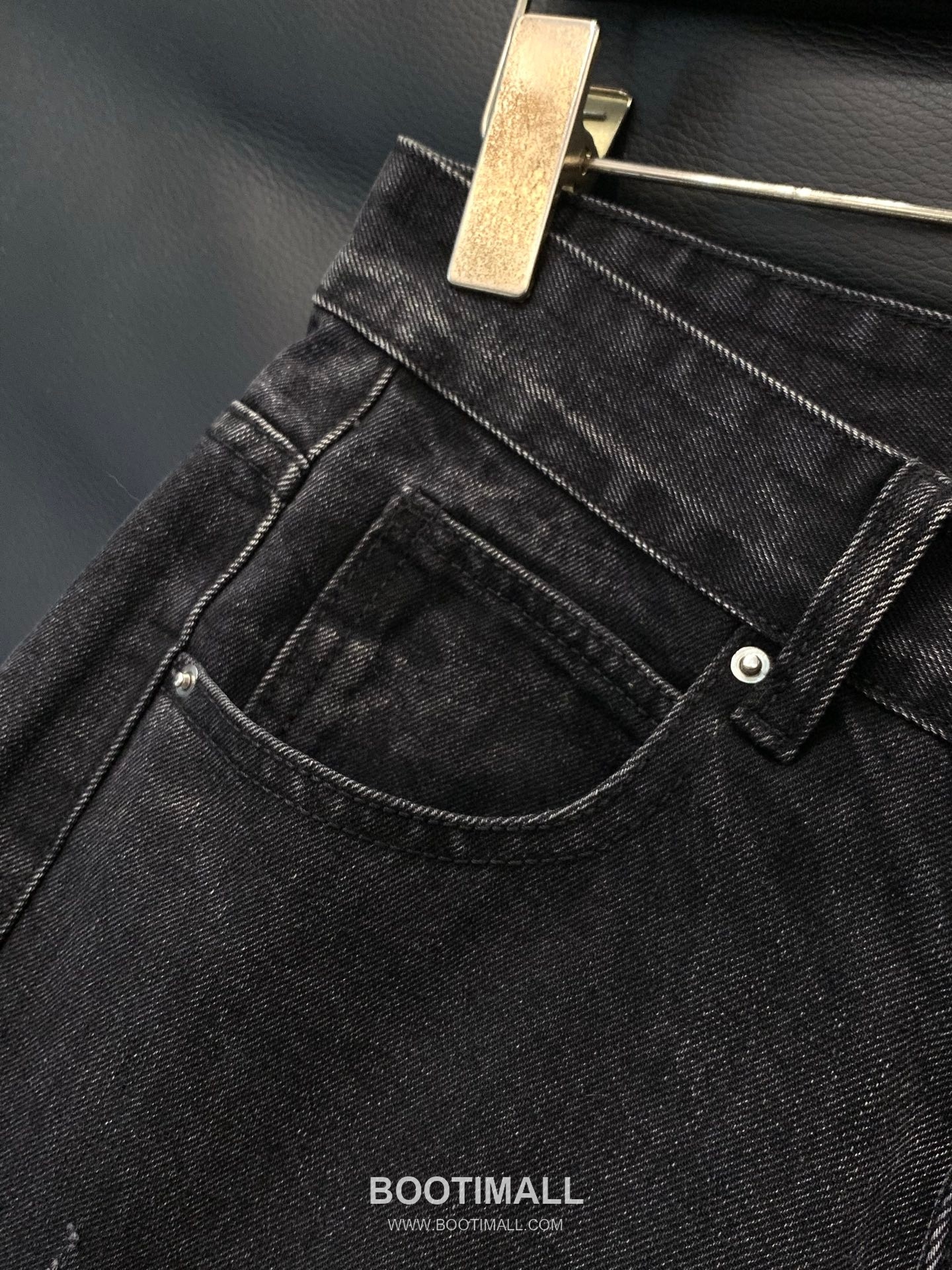 Maison Margiela SS26 Washed Denim Pants with Logo Print 메종마르지엘라 SS26 워시드 데님 팬츠 로고 프린트 4