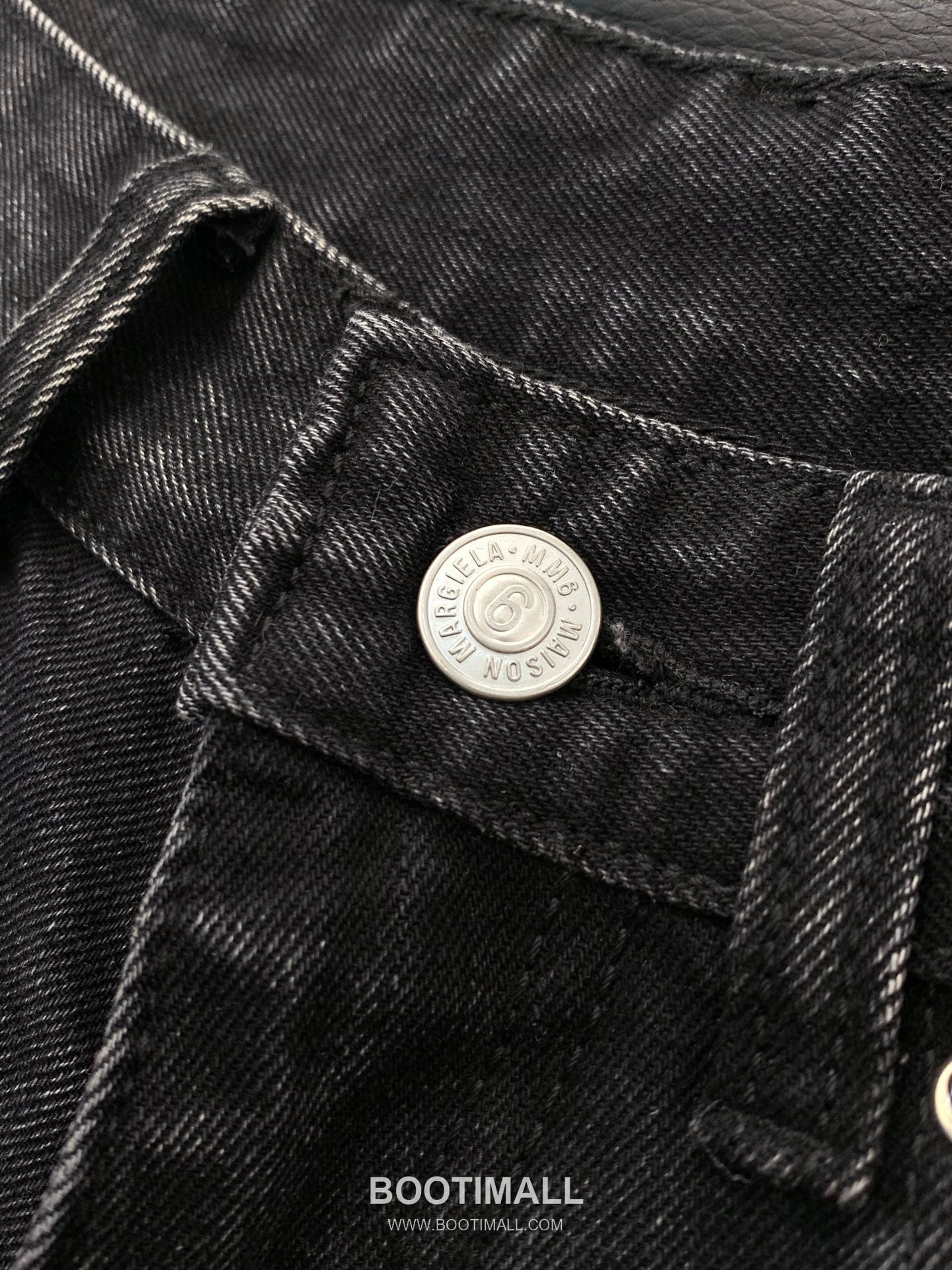 Maison Margiela SS26 Washed Denim Pants with Logo Print 메종마르지엘라 SS26 워시드 데님 팬츠 로고 프린트 5