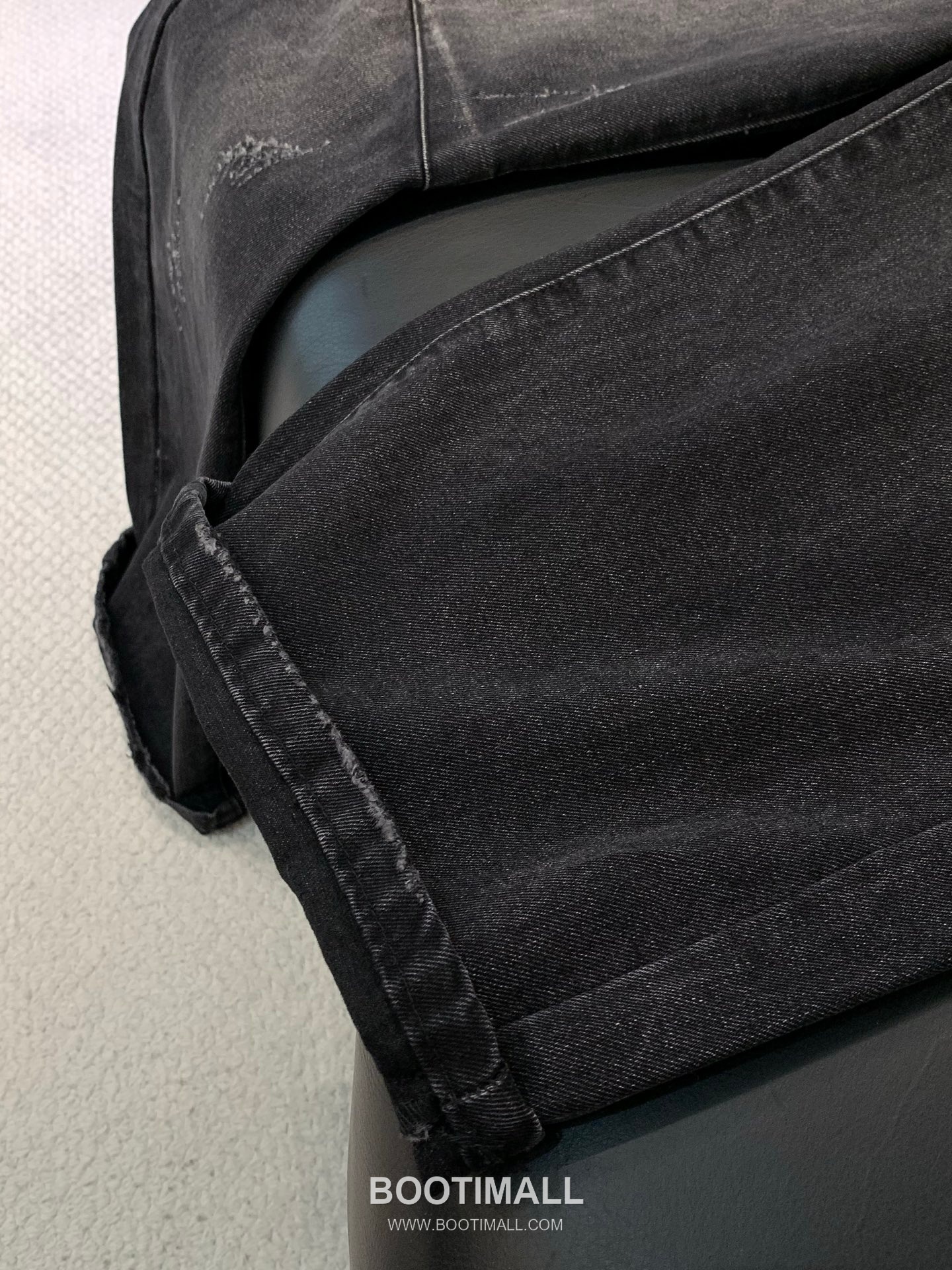 Maison Margiela SS26 Washed Denim Pants with Logo Print 메종마르지엘라 SS26 워시드 데님 팬츠 로고 프린트 7