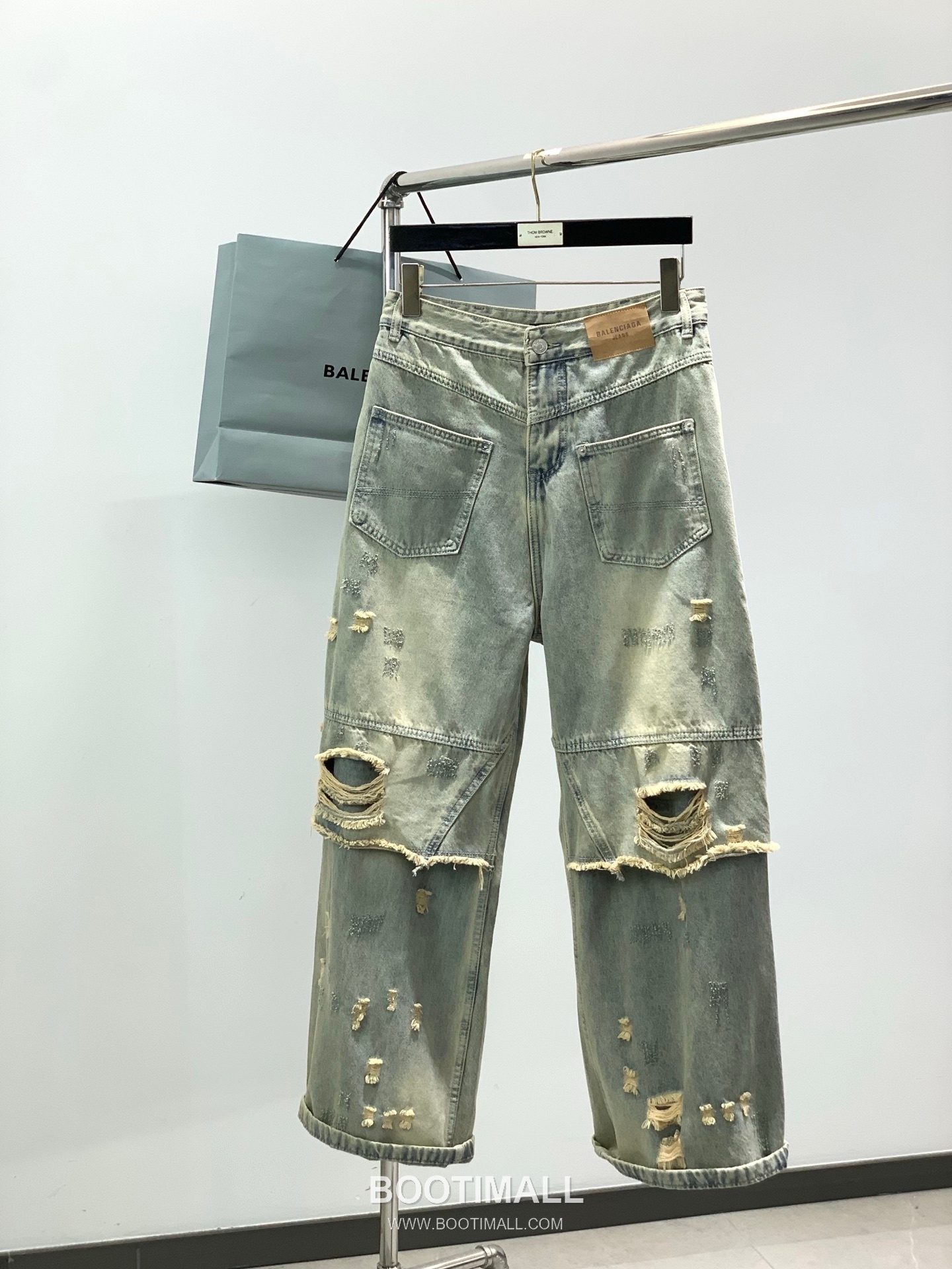 Balenciaga SS26 Washed Distressed Denim Pants with Logo Print 발렌시아가 SS26 워시드 디스트로이드 데님 팬츠 로고 프린트 1