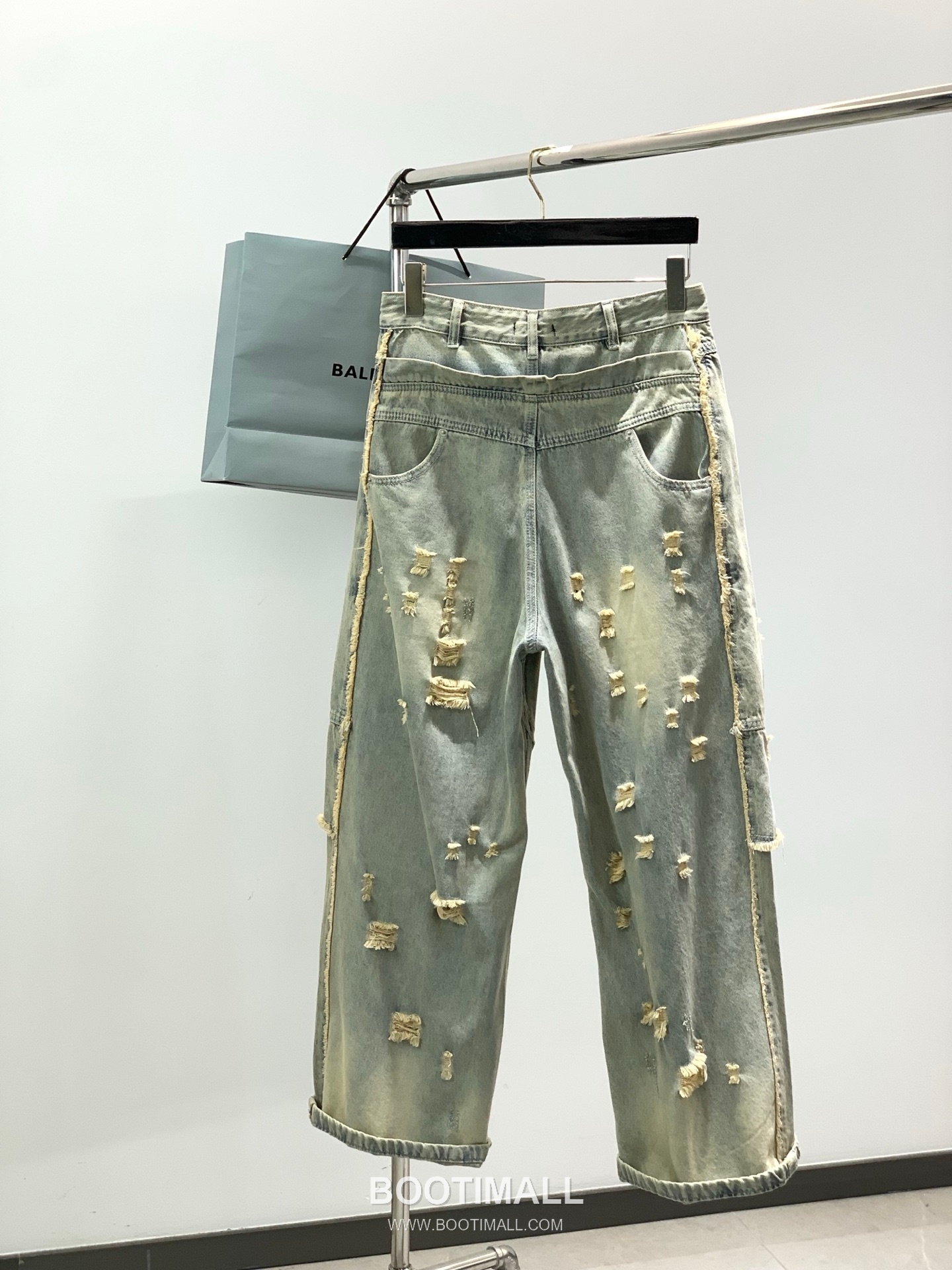 Balenciaga SS26 Washed Distressed Denim Pants with Logo Print 발렌시아가 SS26 워시드 디스트로이드 데님 팬츠 로고 프린트 2