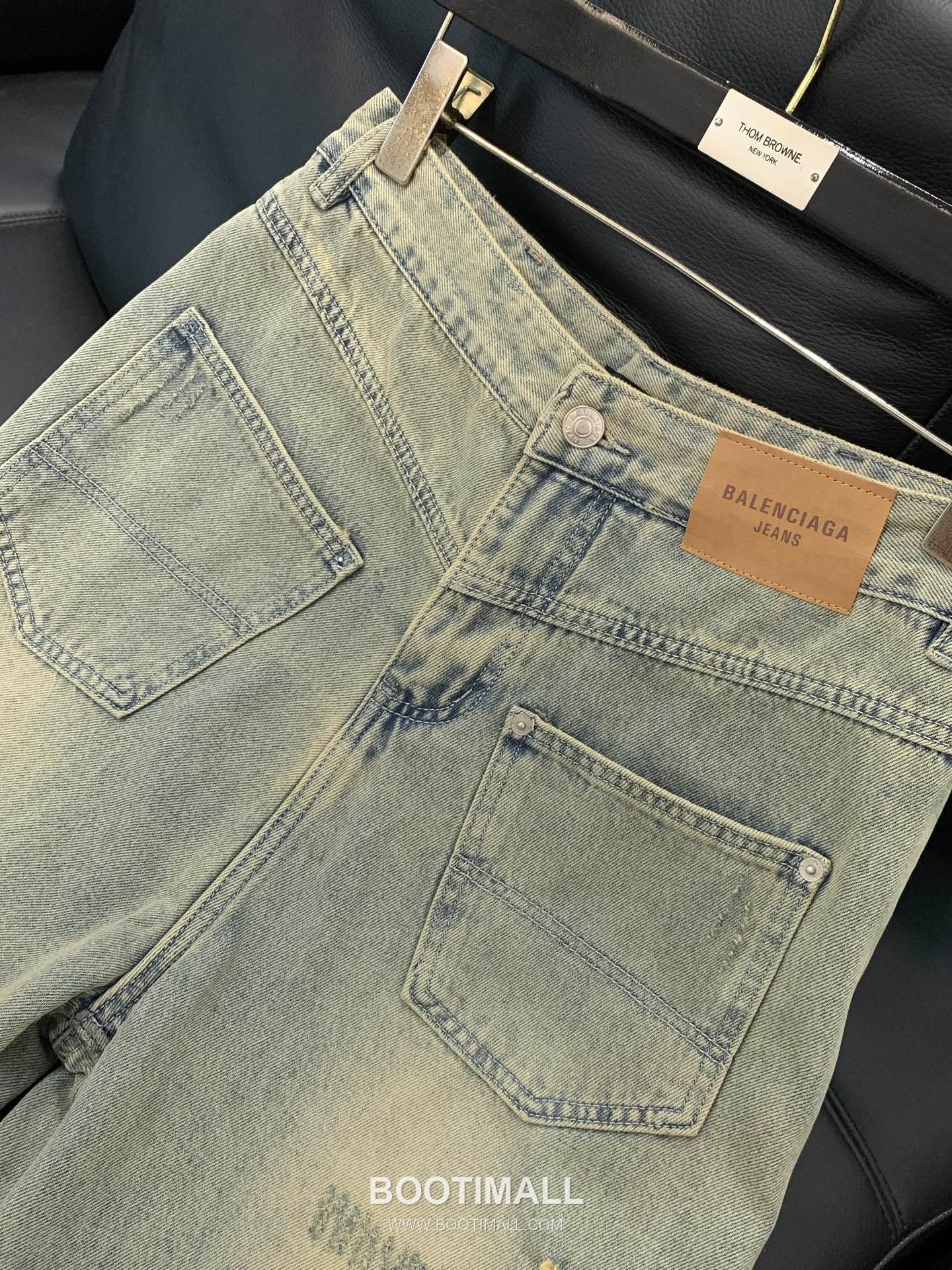 Balenciaga SS26 Washed Distressed Denim Pants with Logo Print 발렌시아가 SS26 워시드 디스트로이드 데님 팬츠 로고 프린트 3