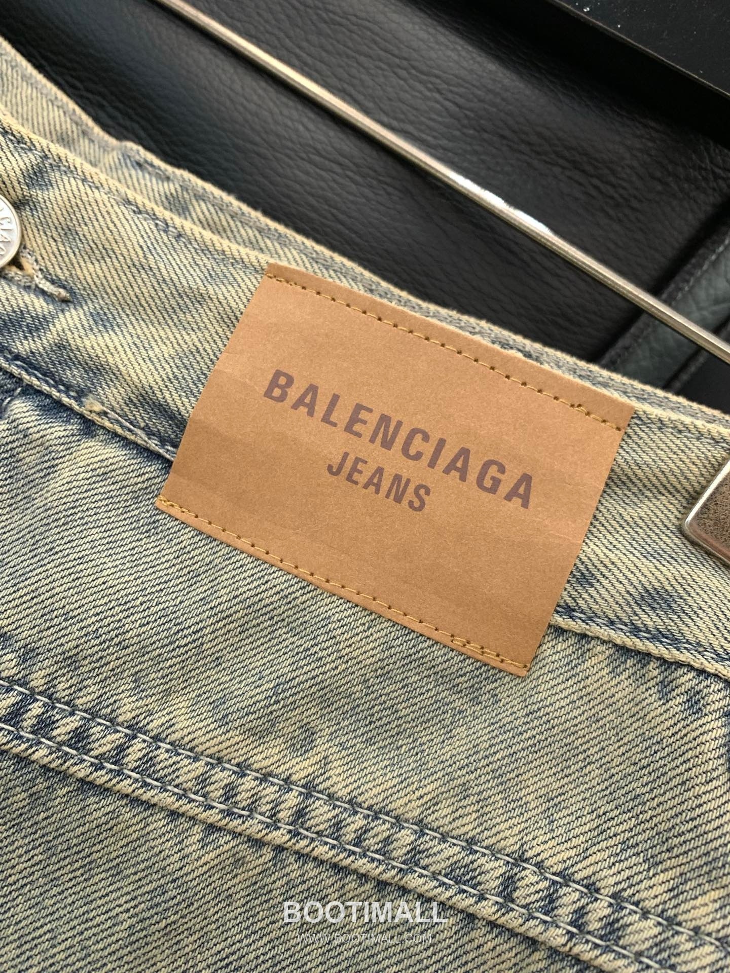 Balenciaga SS26 Washed Distressed Denim Pants with Logo Print 발렌시아가 SS26 워시드 디스트로이드 데님 팬츠 로고 프린트 4