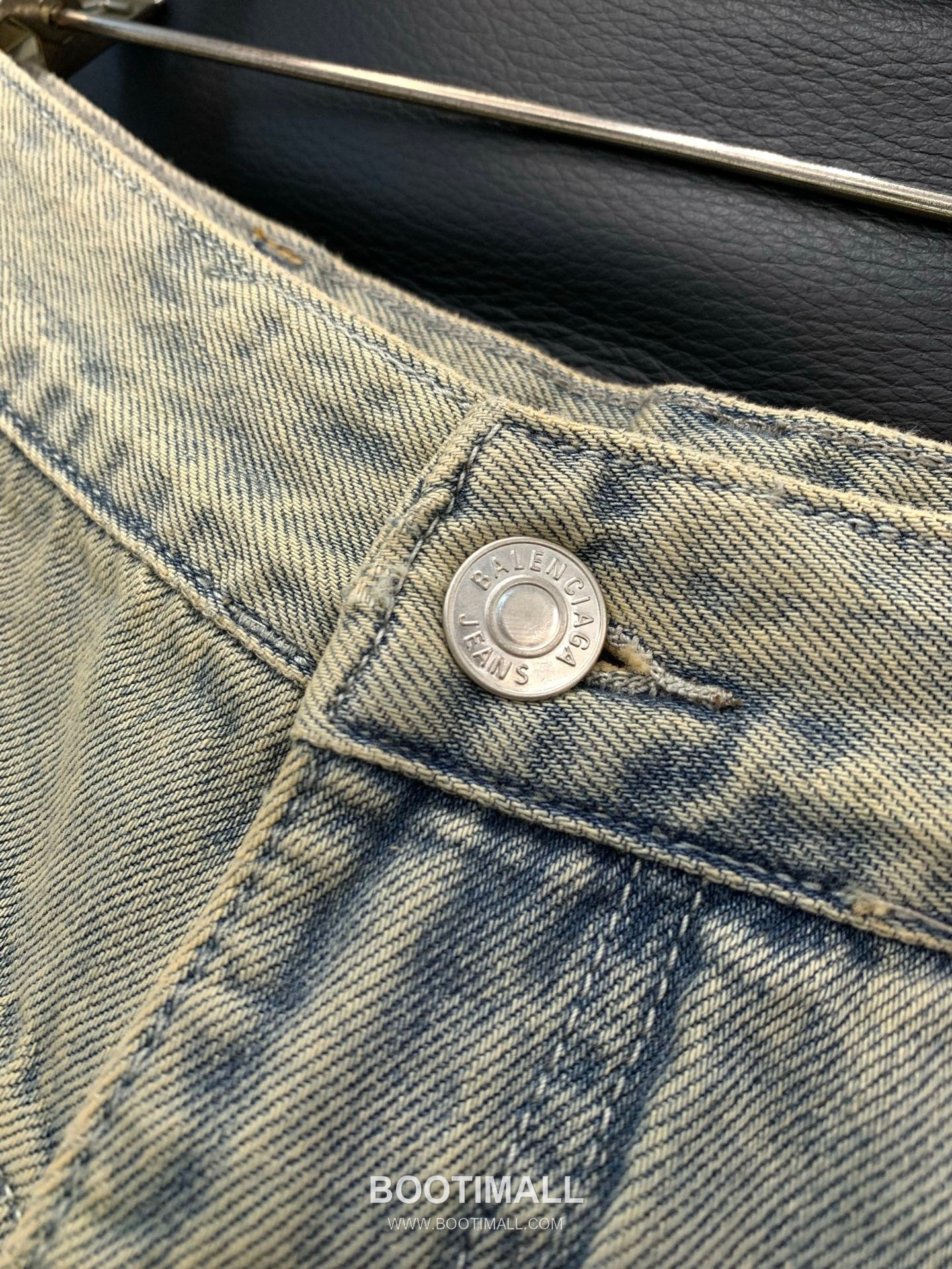 Balenciaga SS26 Washed Distressed Denim Pants with Logo Print 발렌시아가 SS26 워시드 디스트로이드 데님 팬츠 로고 프린트 5