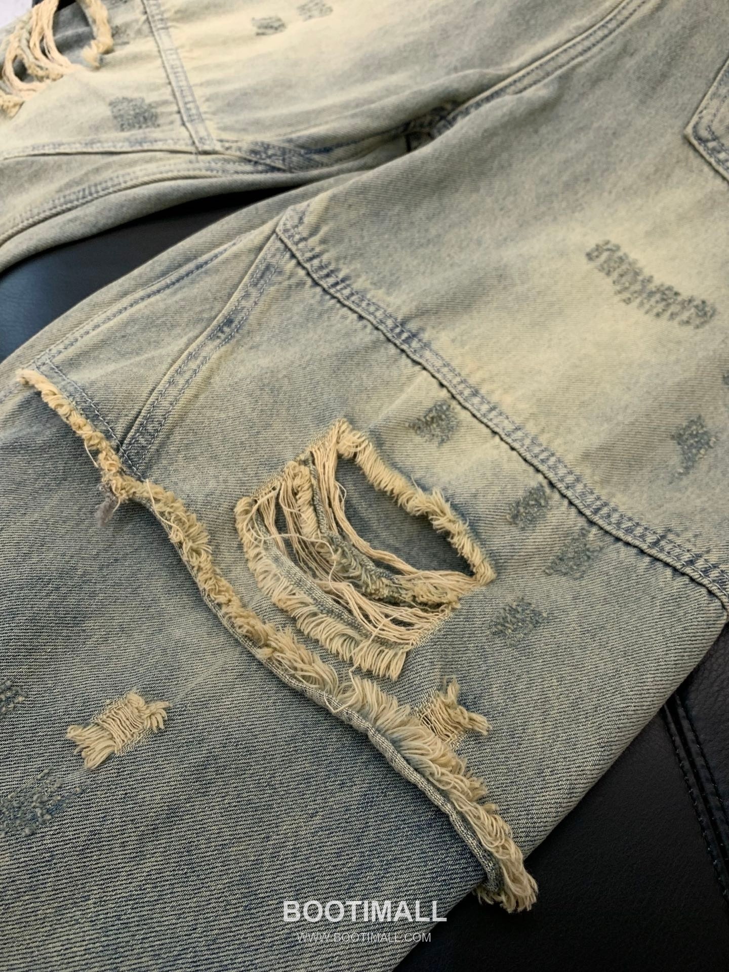 Balenciaga SS26 Washed Distressed Denim Pants with Logo Print 발렌시아가 SS26 워시드 디스트로이드 데님 팬츠 로고 프린트 6
