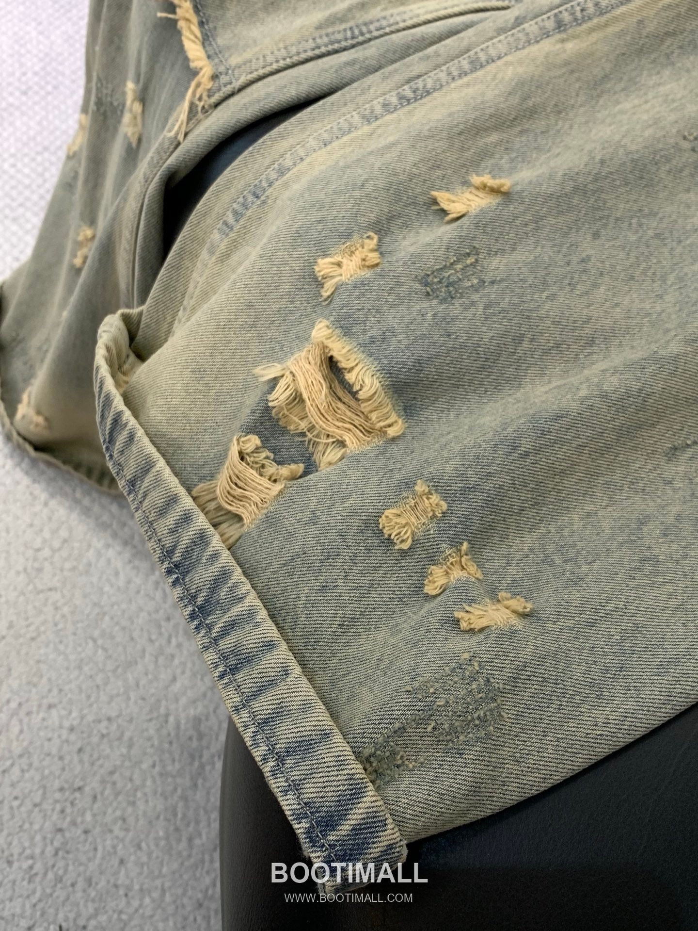 Balenciaga SS26 Washed Distressed Denim Pants with Logo Print 발렌시아가 SS26 워시드 디스트로이드 데님 팬츠 로고 프린트 7