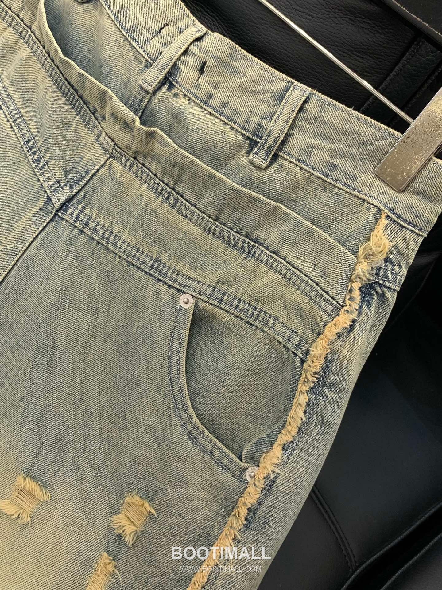 Balenciaga SS26 Washed Distressed Denim Pants with Logo Print 발렌시아가 SS26 워시드 디스트로이드 데님 팬츠 로고 프린트 8
