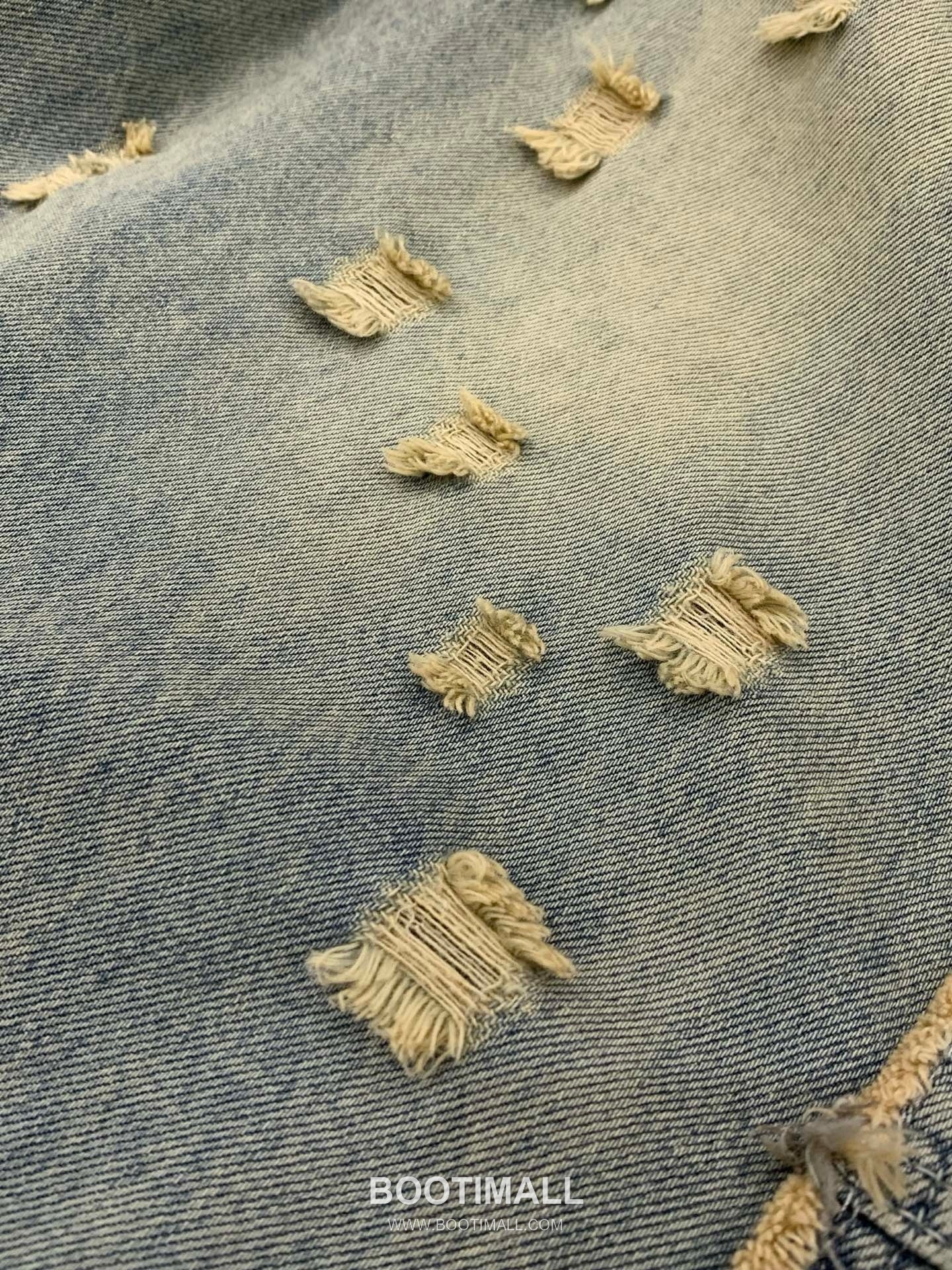 Balenciaga SS26 Washed Distressed Denim Pants with Logo Print 발렌시아가 SS26 워시드 디스트로이드 데님 팬츠 로고 프린트 9