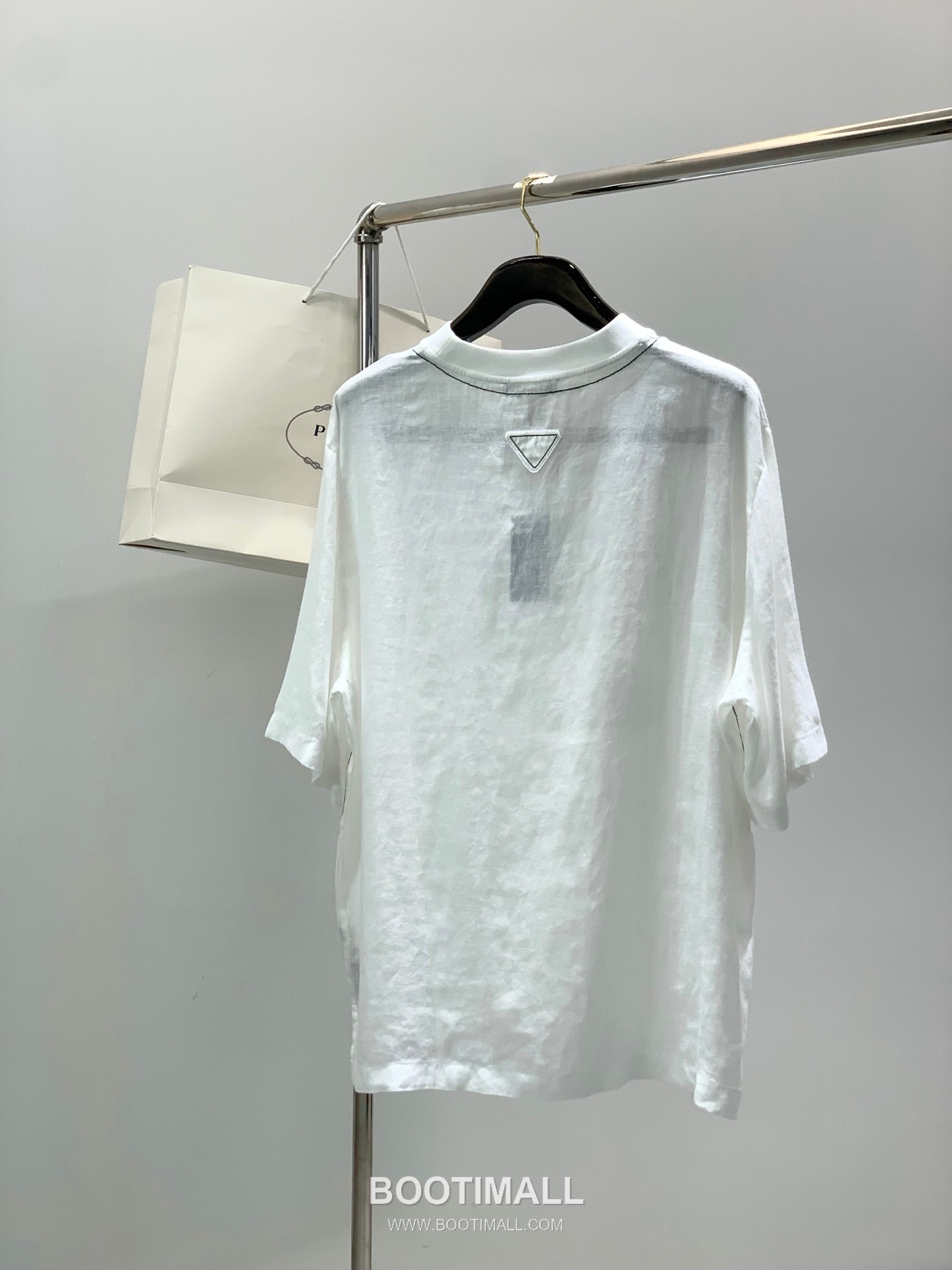 Prada SS26 Cotton Crewneck T-Shirt with Patch Embroidered Logo 프라다 SS26 코튼 크루넥 티셔츠 패치 자수 로고 2