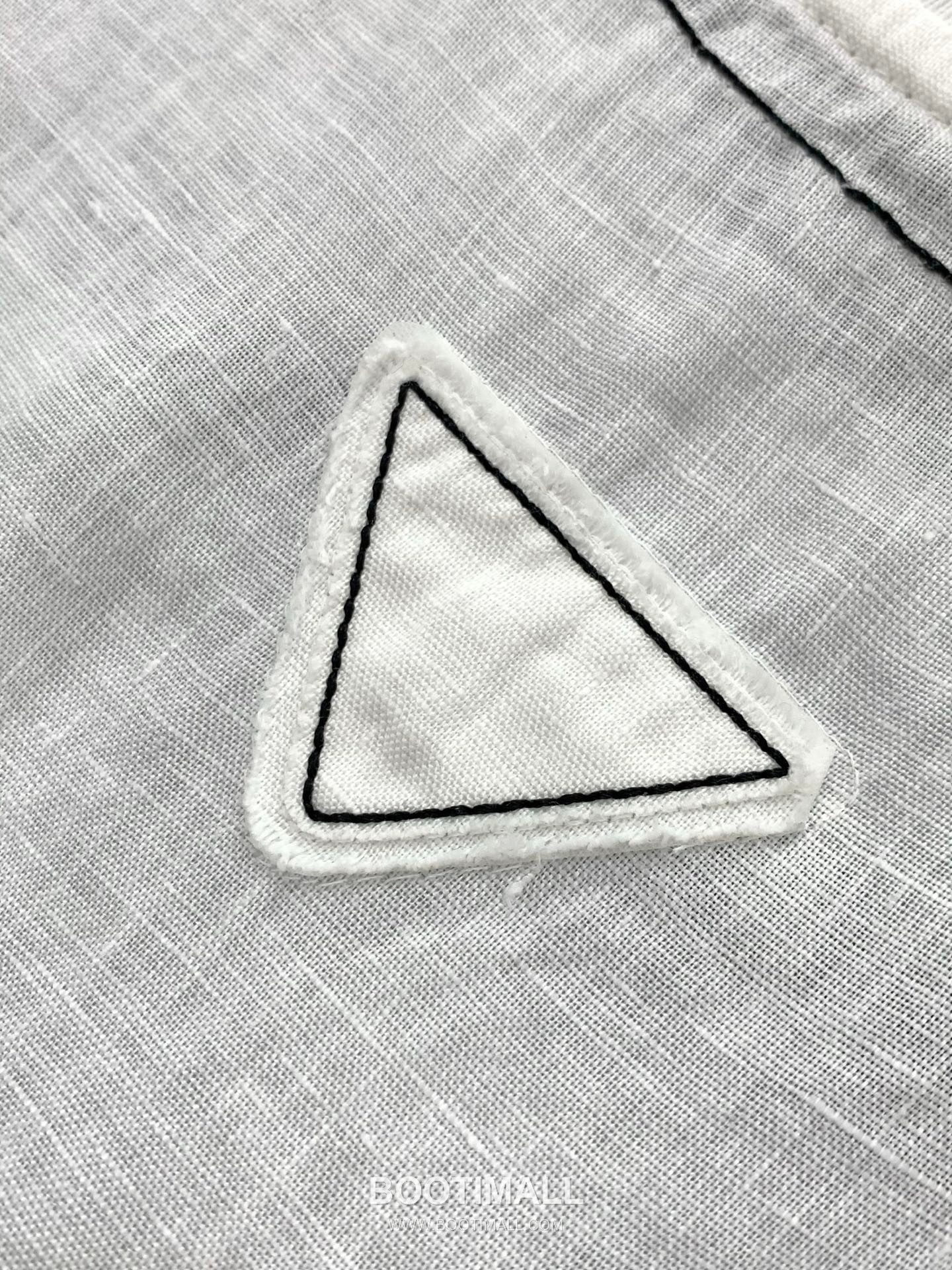 Prada SS26 Cotton Crewneck T-Shirt with Patch Embroidered Logo 프라다 SS26 코튼 크루넥 티셔츠 패치 자수 로고 8