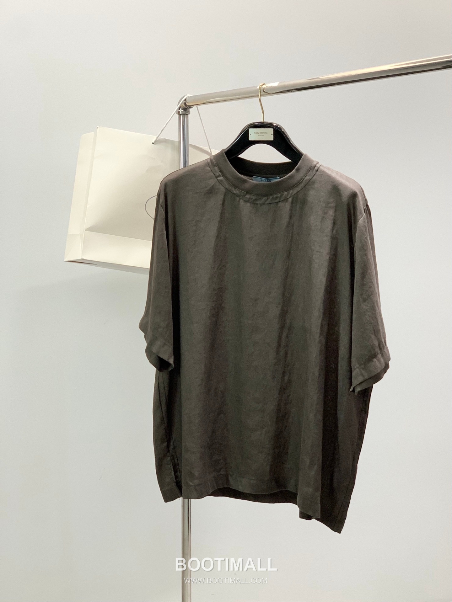 Prada SS26 Cotton Crewneck T-Shirt with Patch Embroidered Logo 프라다 SS26 코튼 크루넥 티셔츠 패치 자수 로고 1