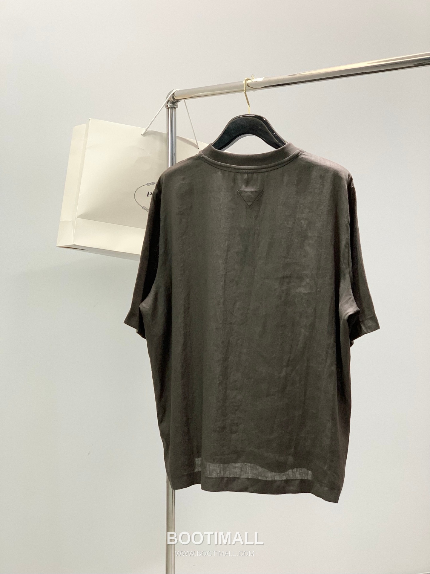 Prada SS26 Cotton Crewneck T-Shirt with Patch Embroidered Logo 프라다 SS26 코튼 크루넥 티셔츠 패치 자수 로고 2