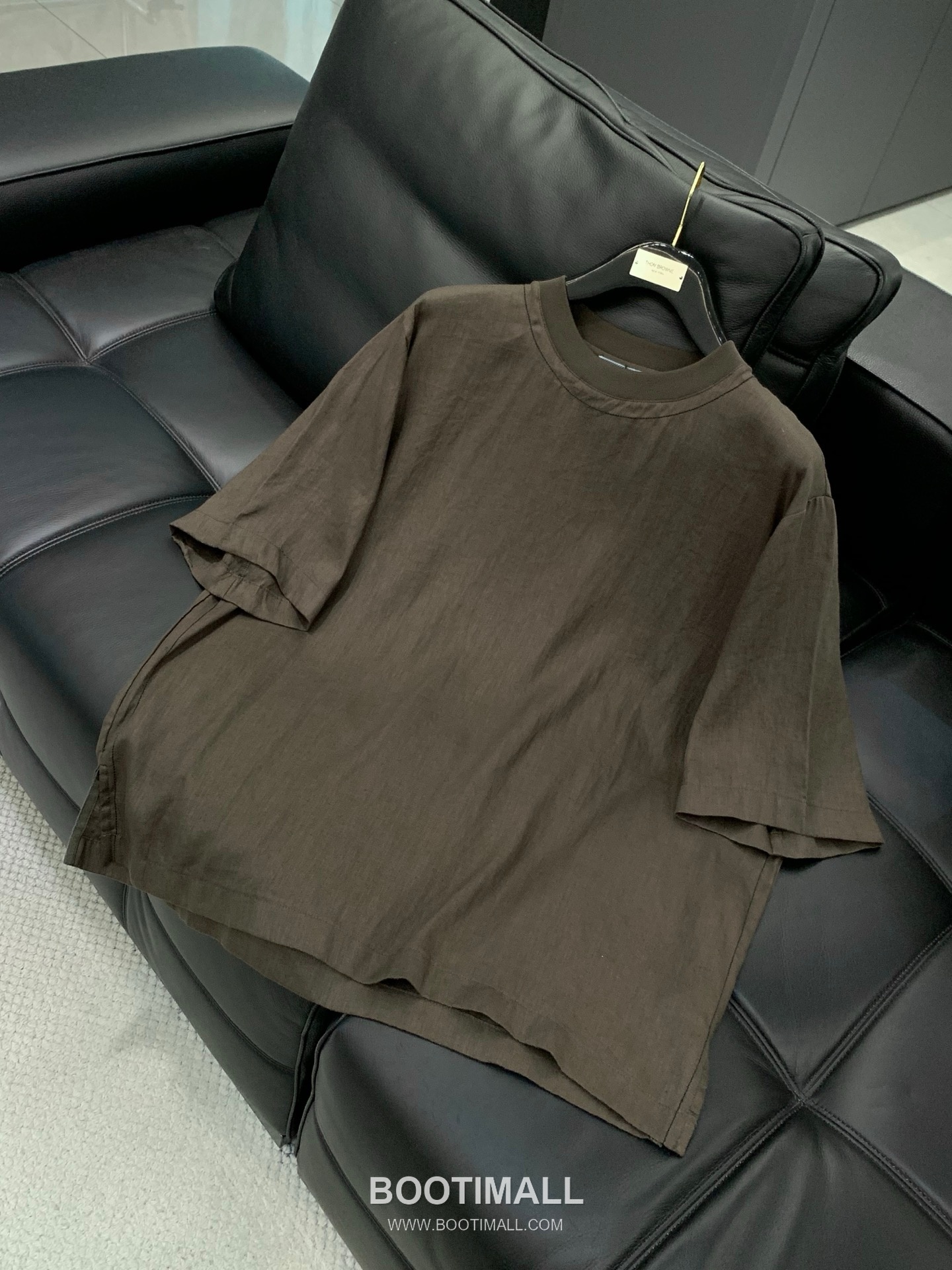 Prada SS26 Cotton Crewneck T-Shirt with Patch Embroidered Logo 프라다 SS26 코튼 크루넥 티셔츠 패치 자수 로고 3