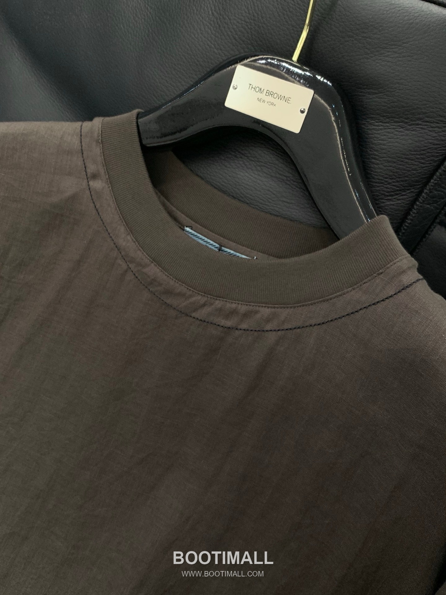 Prada SS26 Cotton Crewneck T-Shirt with Patch Embroidered Logo 프라다 SS26 코튼 크루넥 티셔츠 패치 자수 로고 4