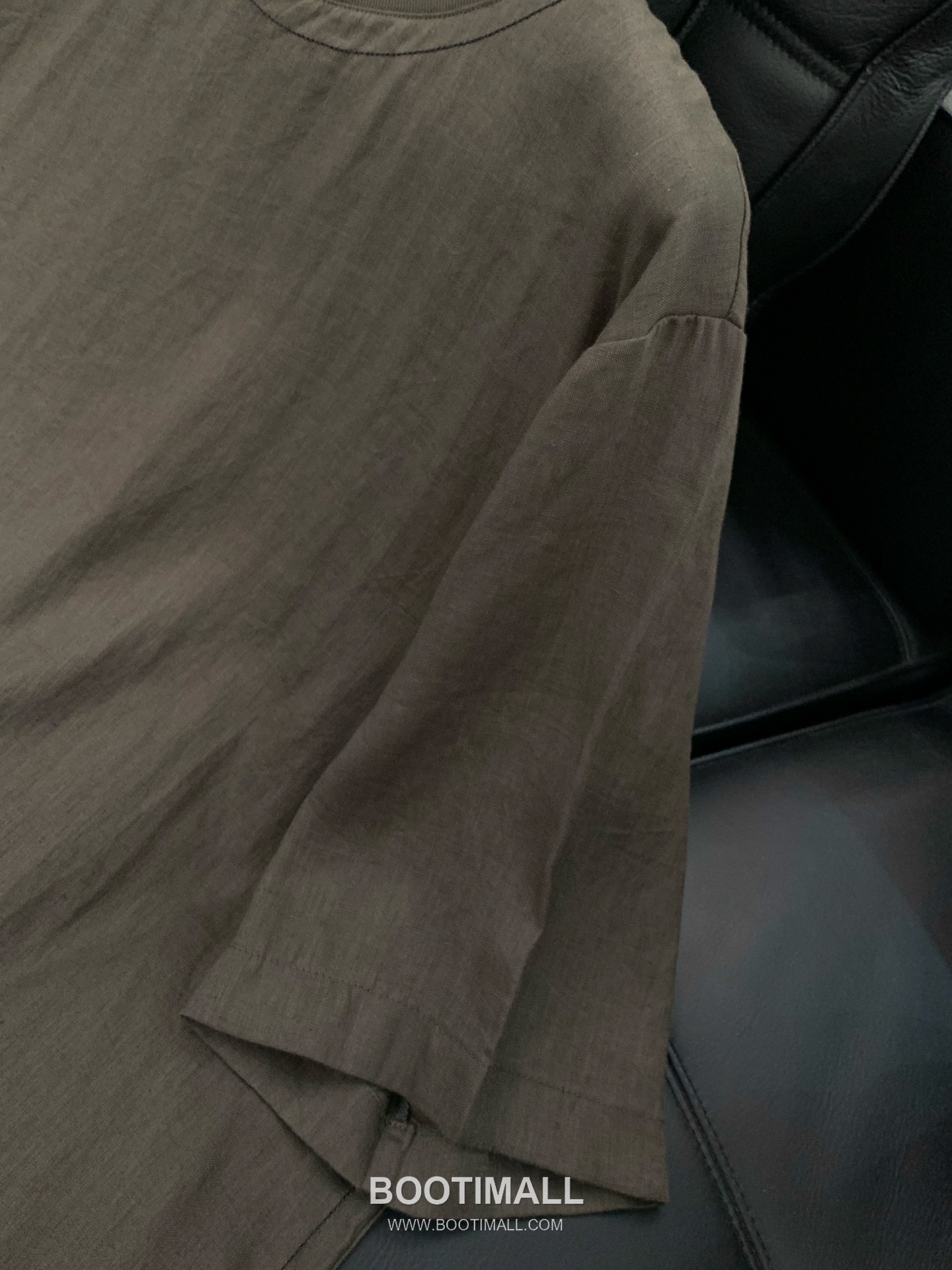 Prada SS26 Cotton Crewneck T-Shirt with Patch Embroidered Logo 프라다 SS26 코튼 크루넥 티셔츠 패치 자수 로고 5