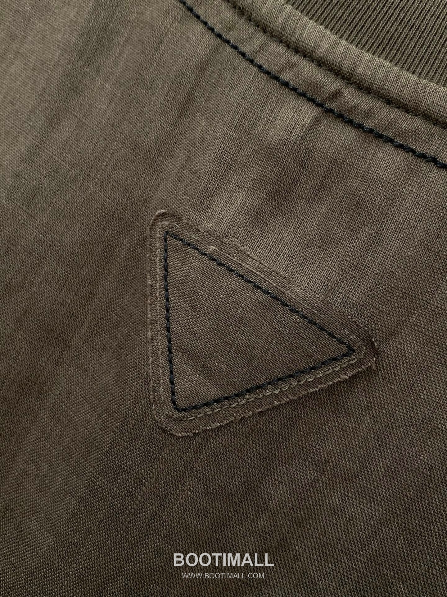 Prada SS26 Cotton Crewneck T-Shirt with Patch Embroidered Logo 프라다 SS26 코튼 크루넥 티셔츠 패치 자수 로고 8