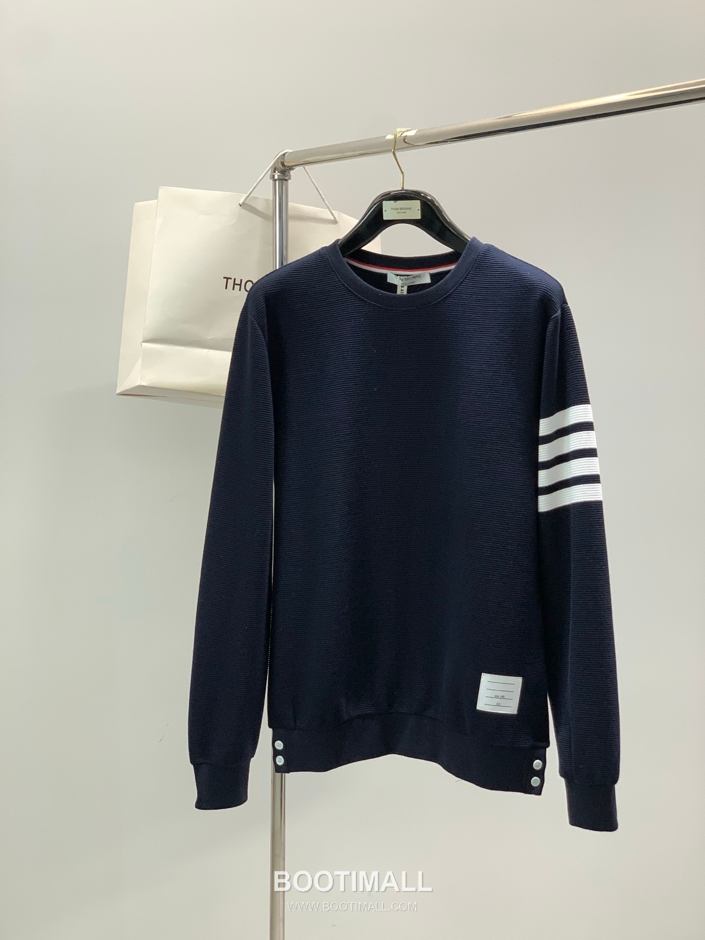 Thom Browne SS26 Cotton Shirt and Pants Set with Printed and Embroidered Logo 톰브라운 SS26 코튼 셔츠 팬츠 세트 프린트 자수 로고 1