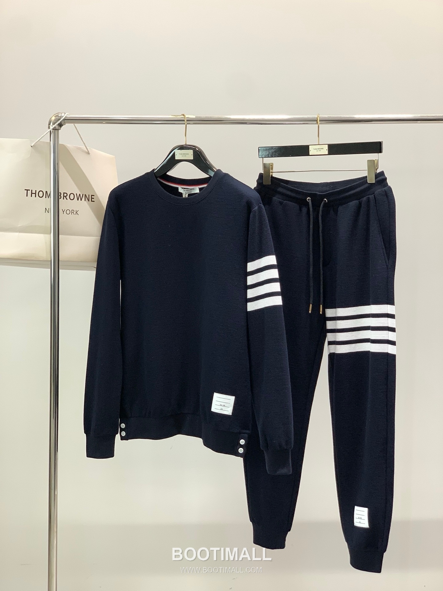 Thom Browne SS26 Cotton Shirt and Pants Set with Printed and Embroidered Logo 톰브라운 SS26 코튼 셔츠 팬츠 세트 프린트 자수 로고 9