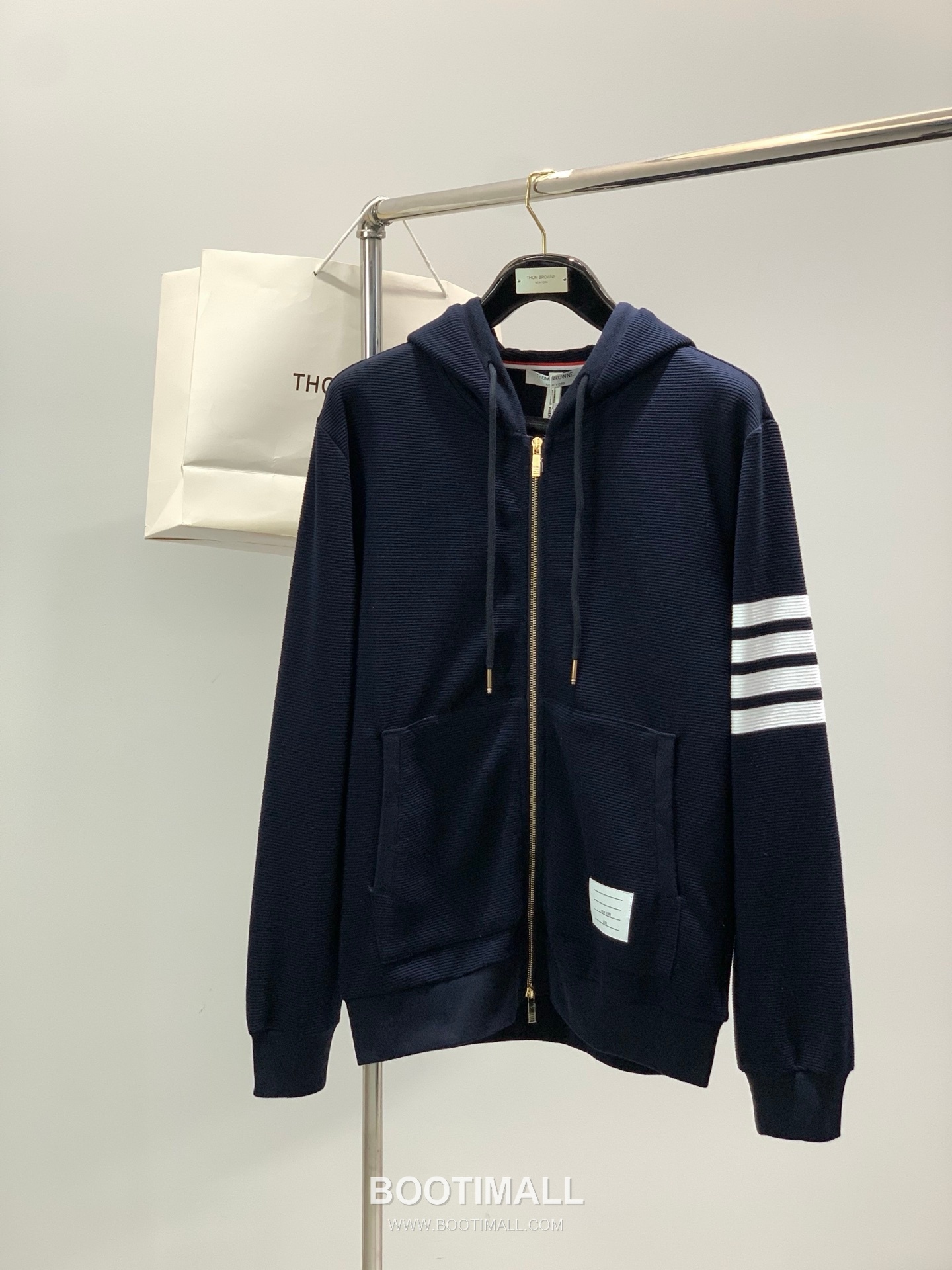 Thom Browne SS26 Cotton Shirt and Pants Set with Printed and Embroidered Logo 톰브라운 SS26 코튼 셔츠 팬츠 세트 프린트 자수 로고 1