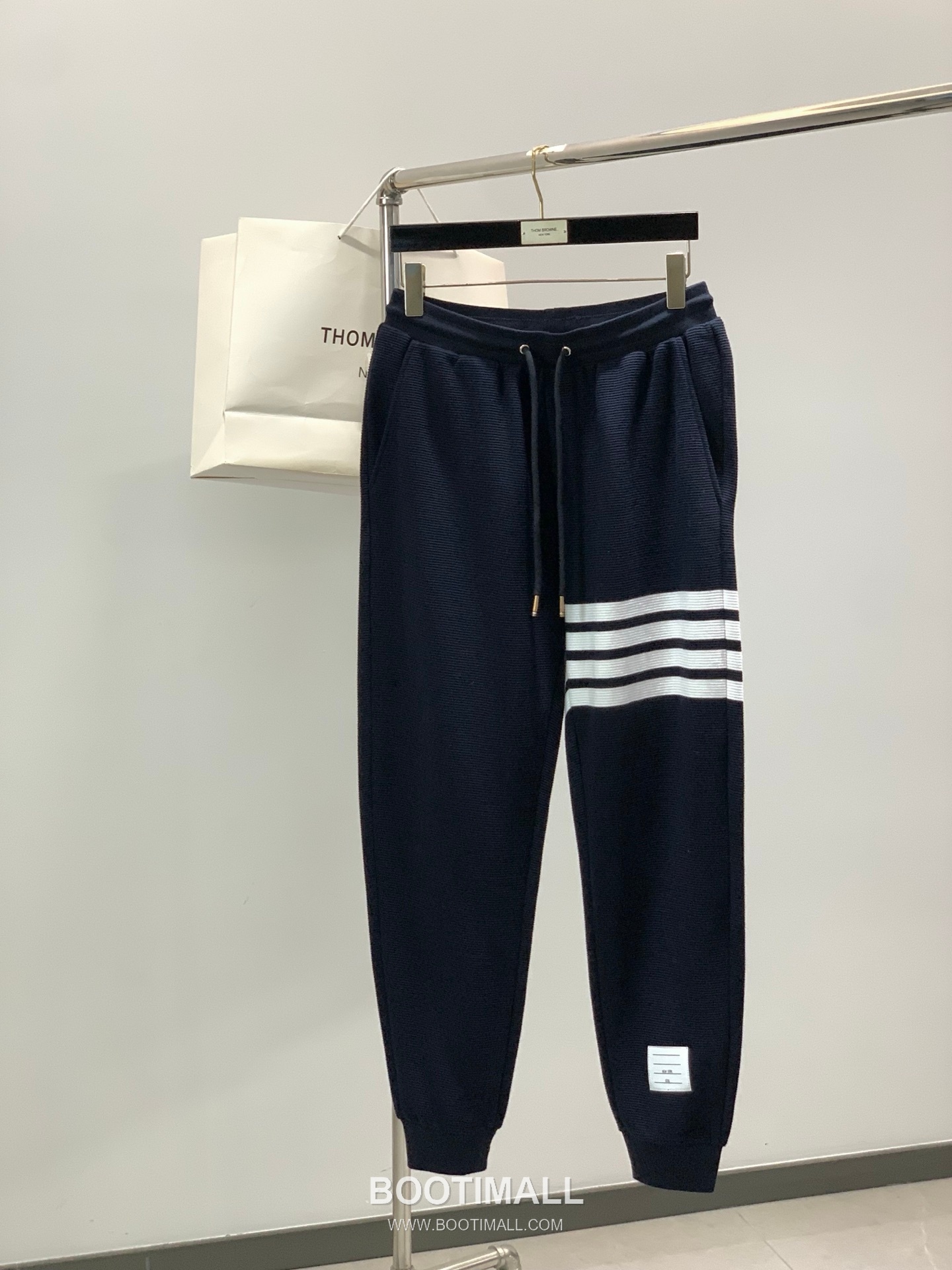 Thom Browne SS26 Cotton Shirt and Pants Set with Printed and Embroidered Logo 톰브라운 SS26 코튼 셔츠 팬츠 세트 프린트 자수 로고 1