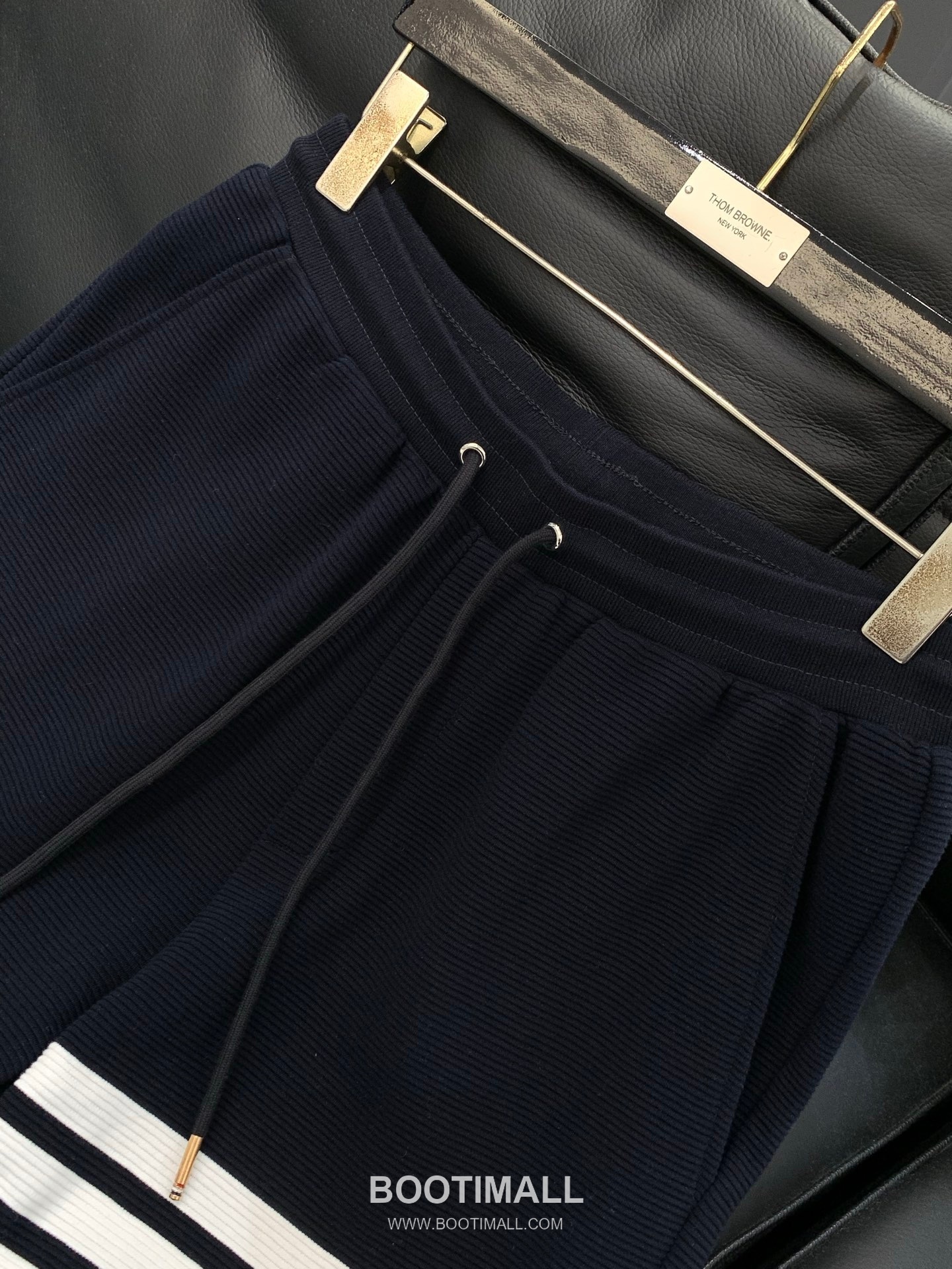 Thom Browne SS26 Cotton Shirt and Pants Set with Printed and Embroidered Logo 톰브라운 SS26 코튼 셔츠 팬츠 세트 프린트 자수 로고 3