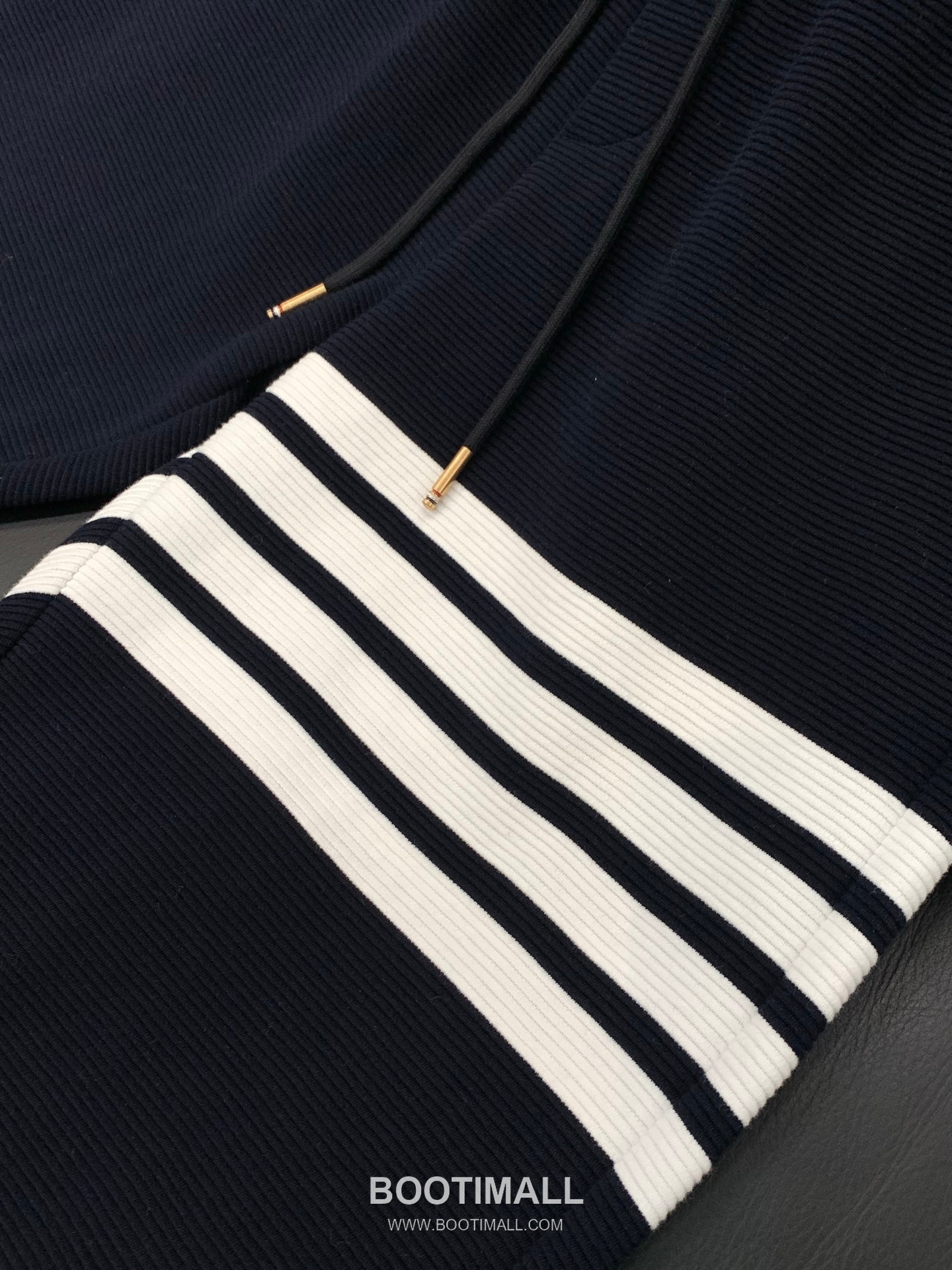 Thom Browne SS26 Cotton Shirt and Pants Set with Printed and Embroidered Logo 톰브라운 SS26 코튼 셔츠 팬츠 세트 프린트 자수 로고 4