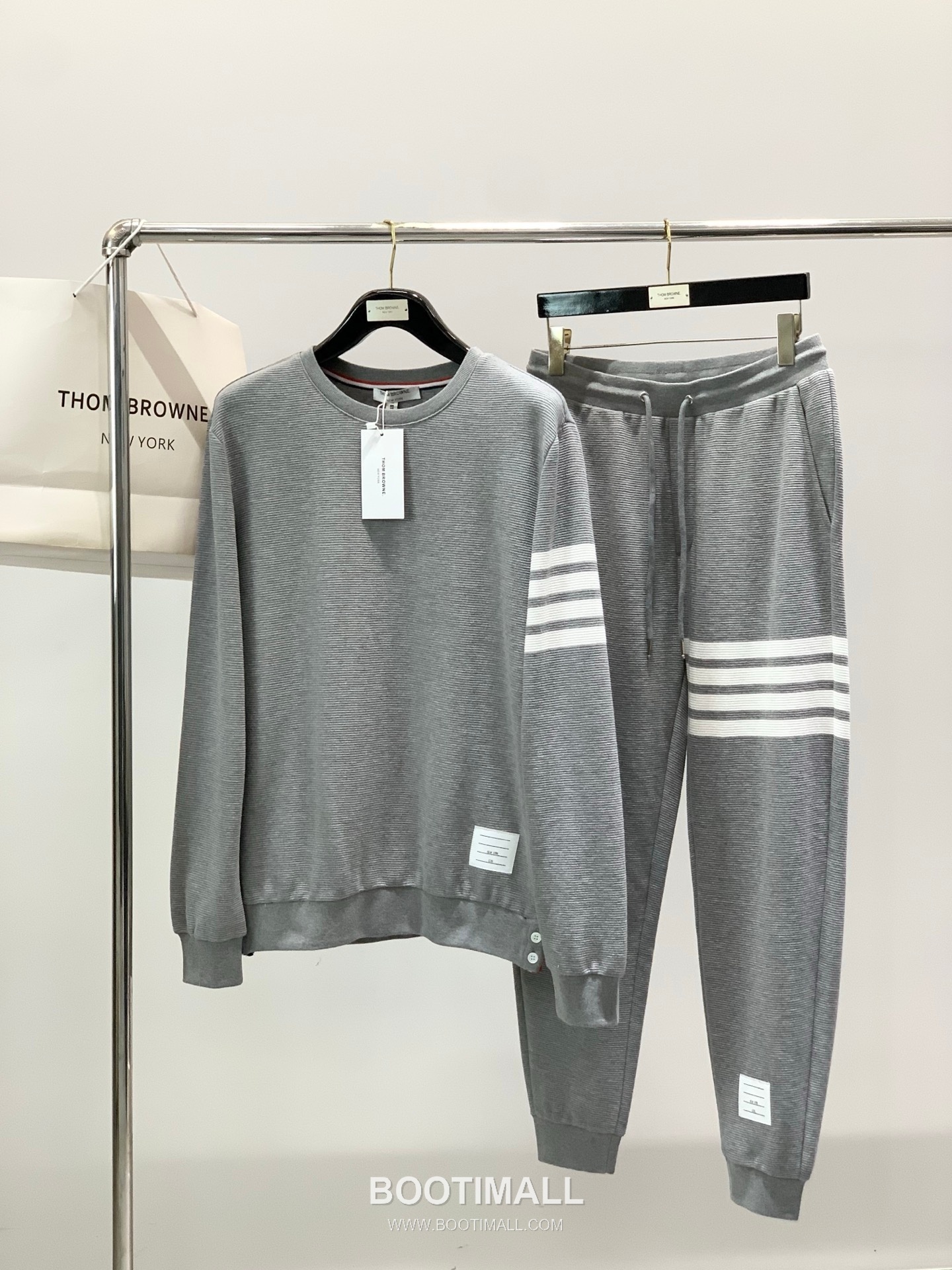 Thom Browne SS26 Cotton Shirt and Pants Set with Printed and Embroidered Logo 톰브라운 SS26 코튼 셔츠 팬츠 세트 프린트 자수 로고 9