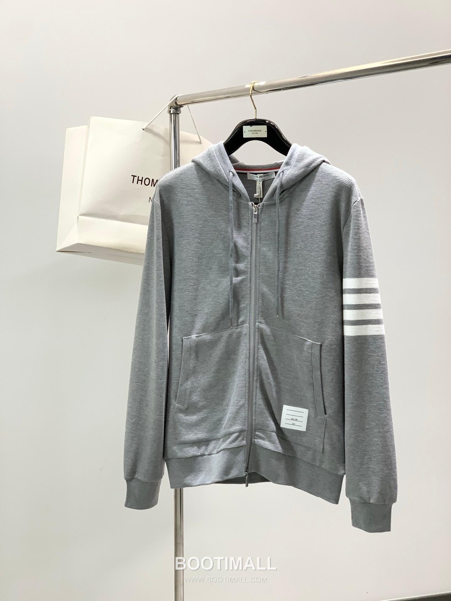 Thom Browne SS26 Cotton Shirt and Pants Set with Printed and Embroidered Logo 톰브라운 SS26 코튼 셔츠 팬츠 세트 프린트 자수 로고 1