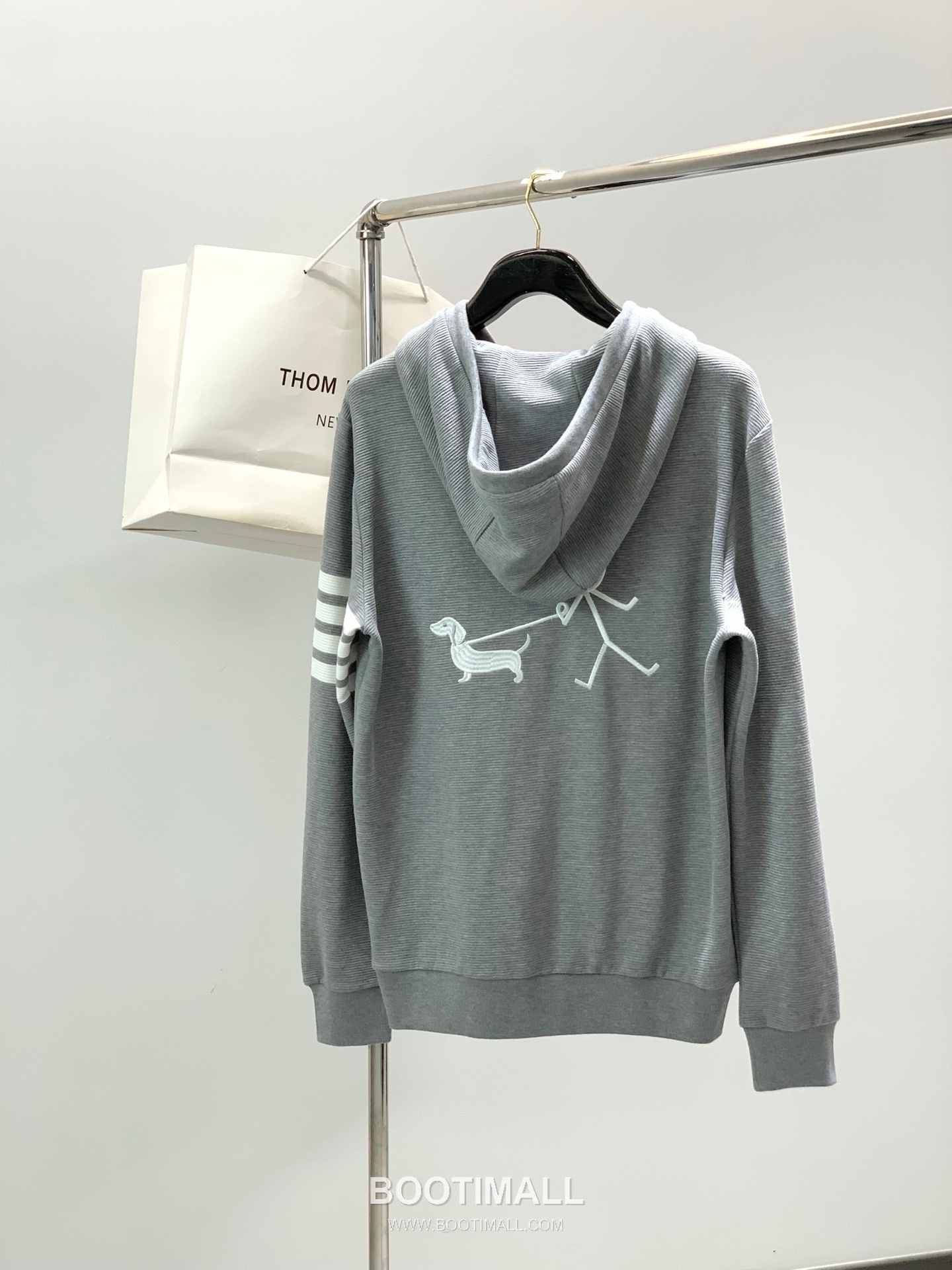 Thom Browne SS26 Cotton Shirt and Pants Set with Printed and Embroidered Logo 톰브라운 SS26 코튼 셔츠 팬츠 세트 프린트 자수 로고 2