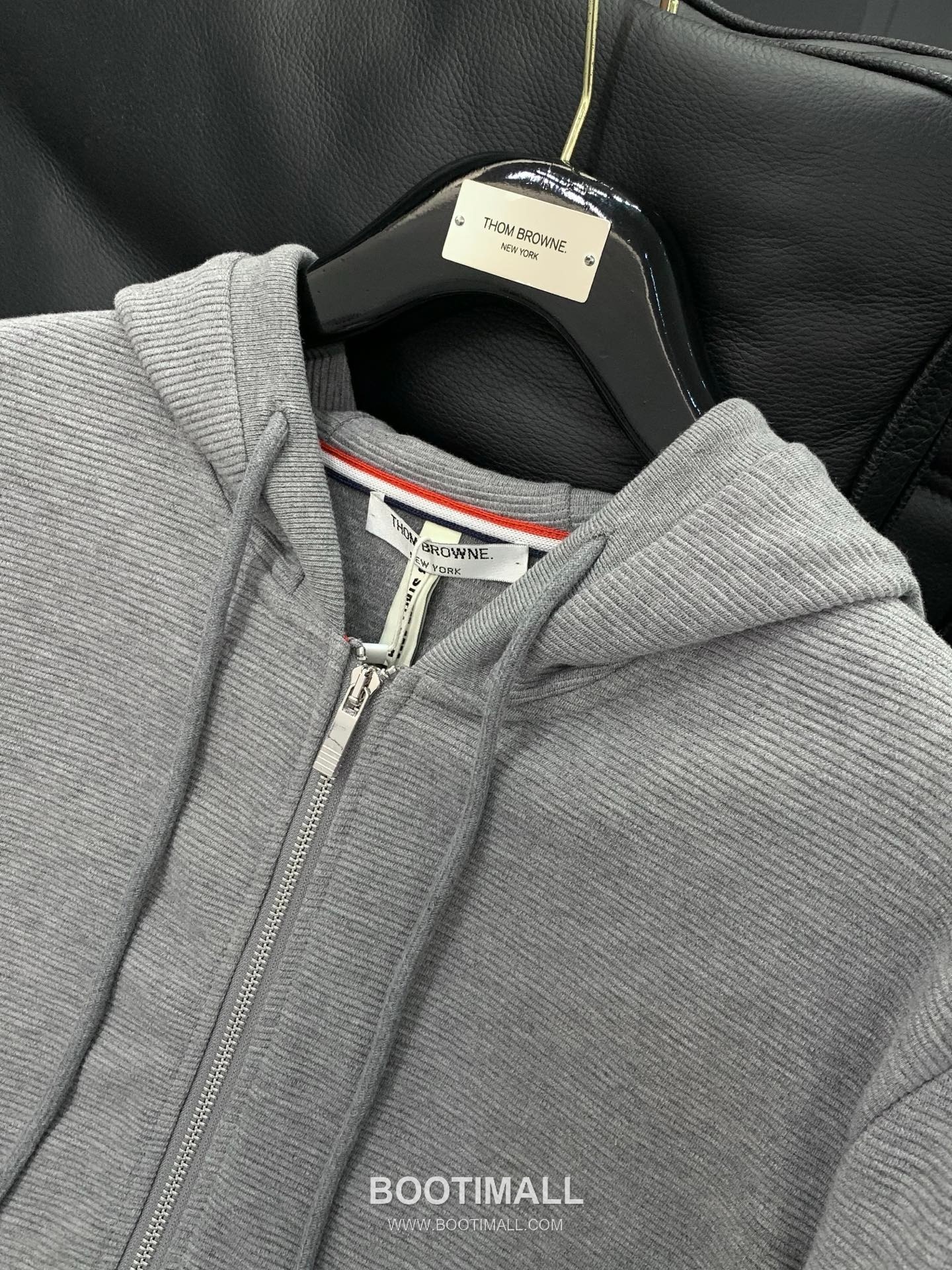 Thom Browne SS26 Cotton Shirt and Pants Set with Printed and Embroidered Logo 톰브라운 SS26 코튼 셔츠 팬츠 세트 프린트 자수 로고 4