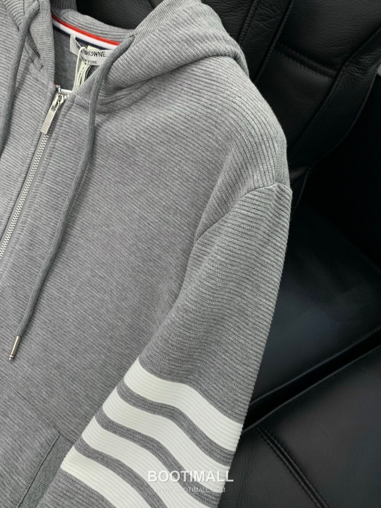 Thom Browne SS26 Cotton Shirt and Pants Set with Printed and Embroidered Logo 톰브라운 SS26 코튼 셔츠 팬츠 세트 프린트 자수 로고 5