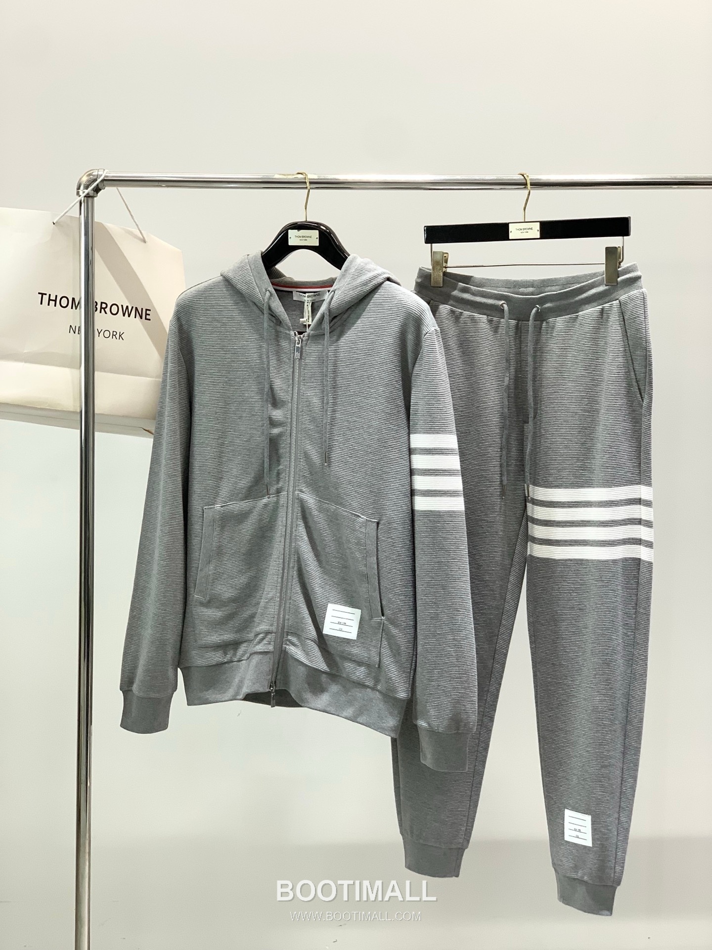 Thom Browne SS26 Cotton Shirt and Pants Set with Printed and Embroidered Logo 톰브라운 SS26 코튼 셔츠 팬츠 세트 프린트 자수 로고 9