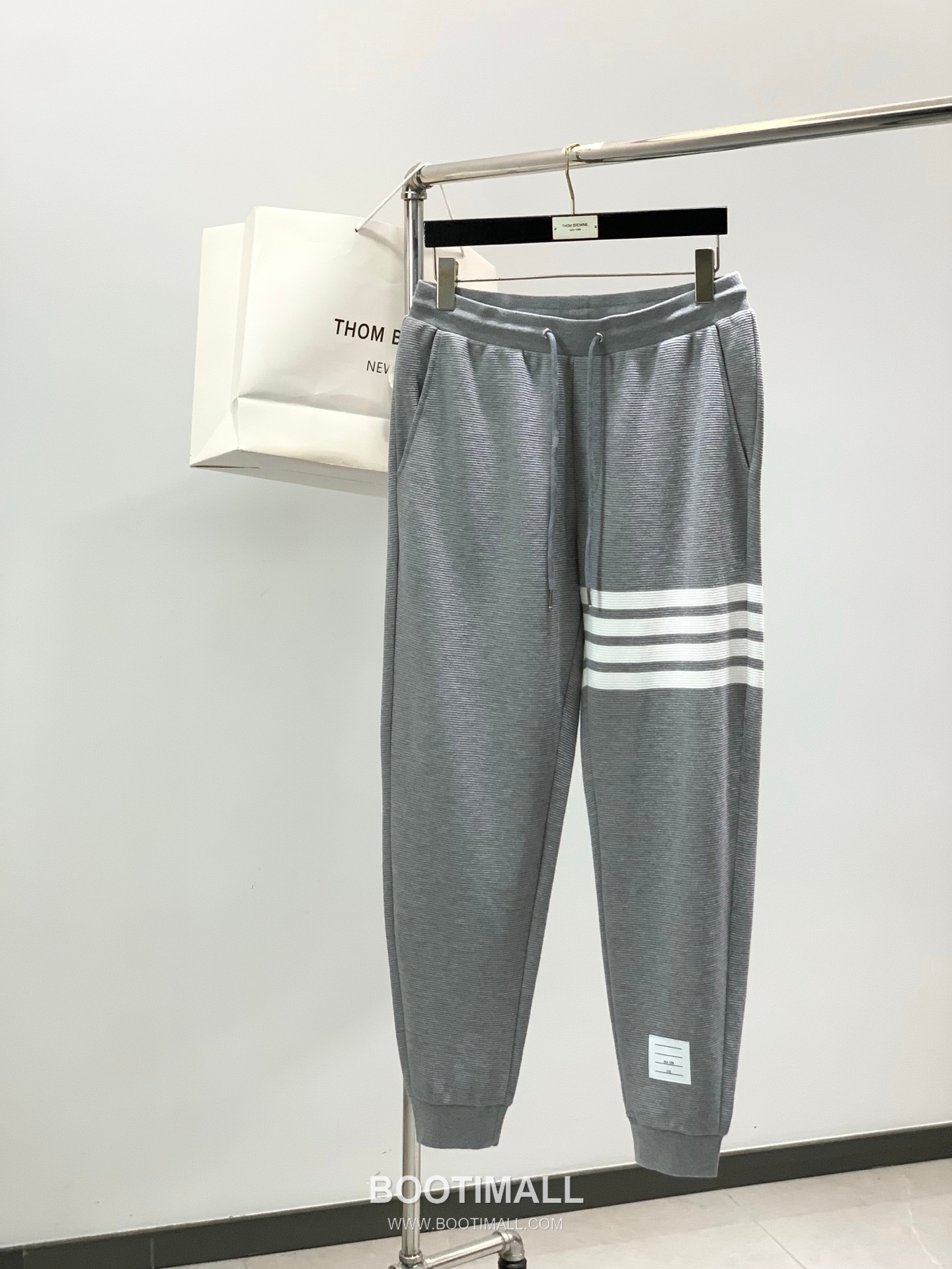 Thom Browne SS26 Cotton Shirt and Pants Set with Printed and Embroidered Logo 톰브라운 SS26 코튼 셔츠 팬츠 세트 프린트 자수 로고 1