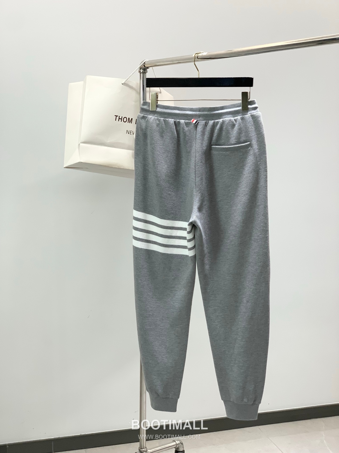 Thom Browne SS26 Cotton Shirt and Pants Set with Printed and Embroidered Logo 톰브라운 SS26 코튼 셔츠 팬츠 세트 프린트 자수 로고 2