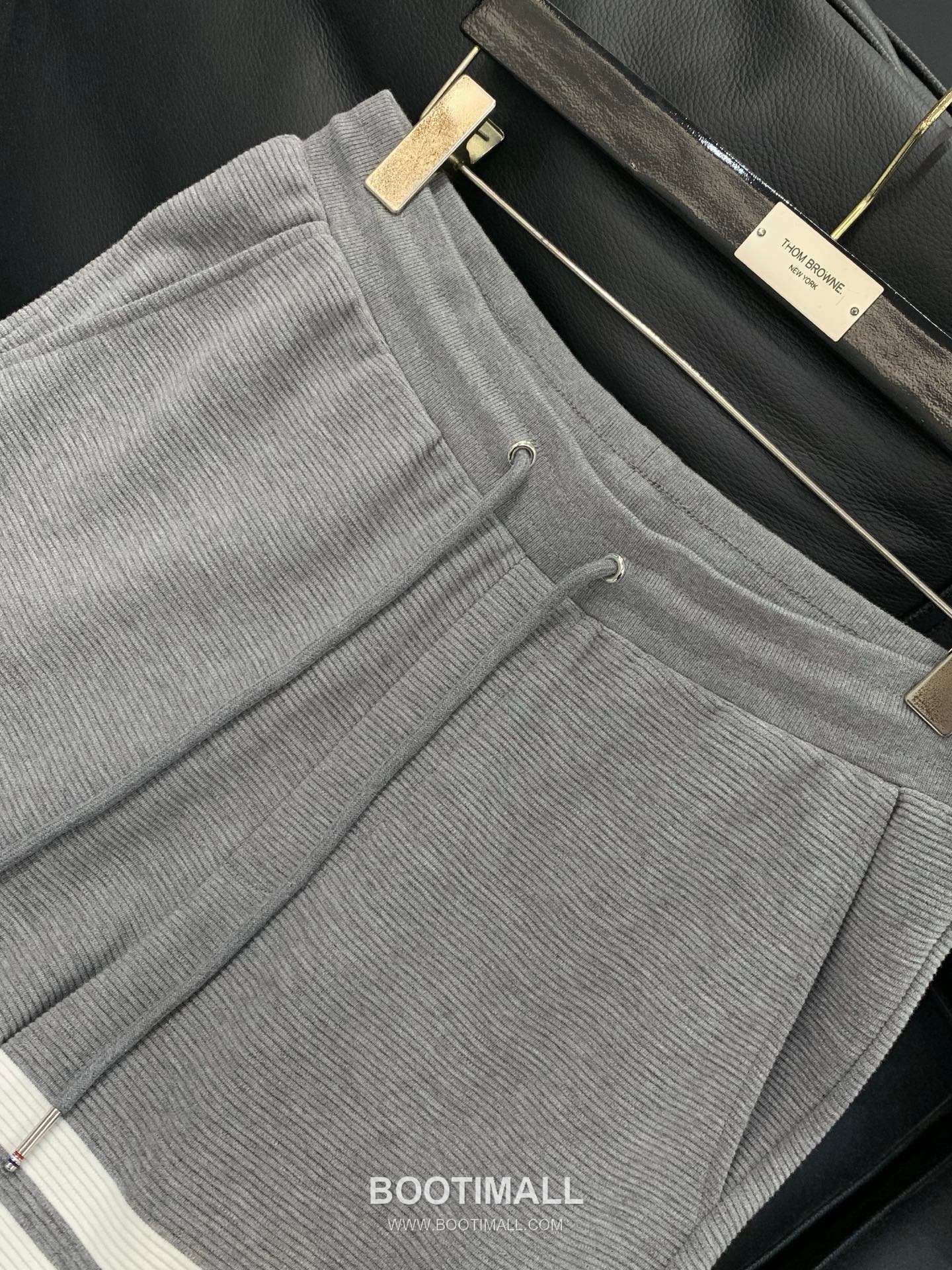 Thom Browne SS26 Cotton Shirt and Pants Set with Printed and Embroidered Logo 톰브라운 SS26 코튼 셔츠 팬츠 세트 프린트 자수 로고 3