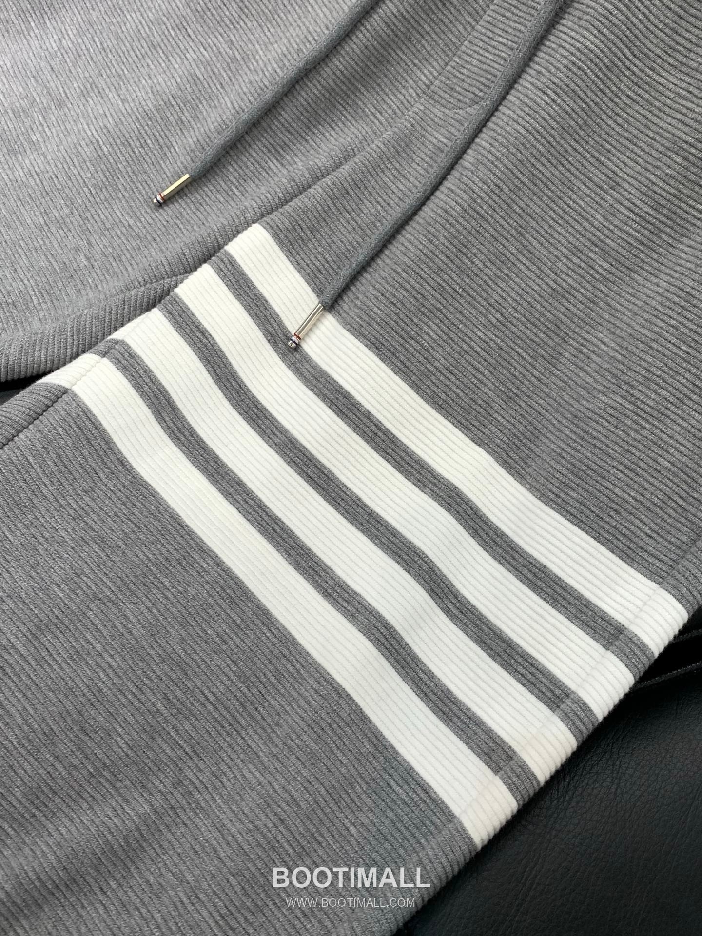 Thom Browne SS26 Cotton Shirt and Pants Set with Printed and Embroidered Logo 톰브라운 SS26 코튼 셔츠 팬츠 세트 프린트 자수 로고 4