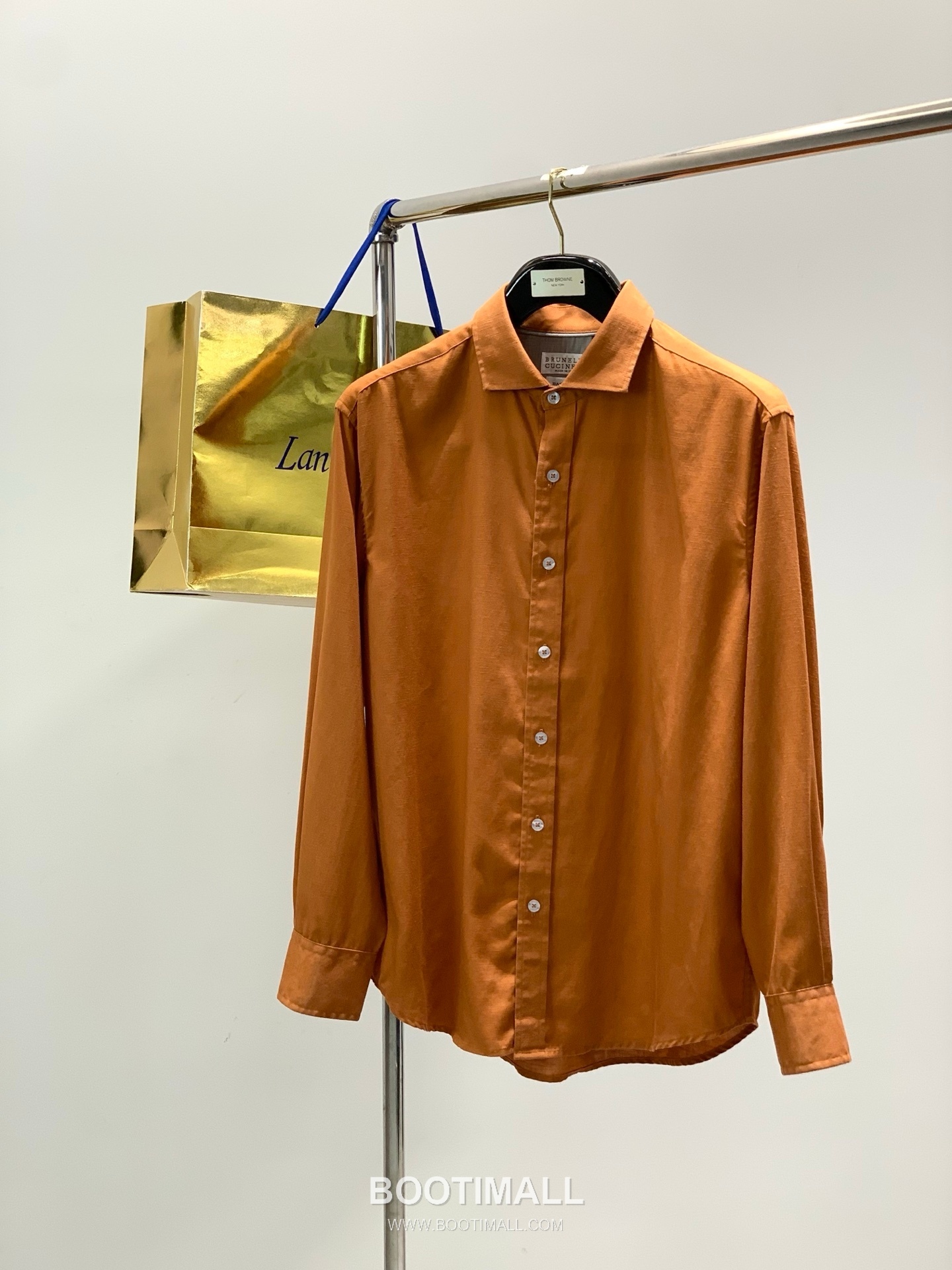 Brunello Cucinelli SS26 Cotton Long Sleeve Shirt with Embroidered Logo 브루넬로 쿠치넬리 SS26 코튼 긴팔 셔츠 자수 로고 1