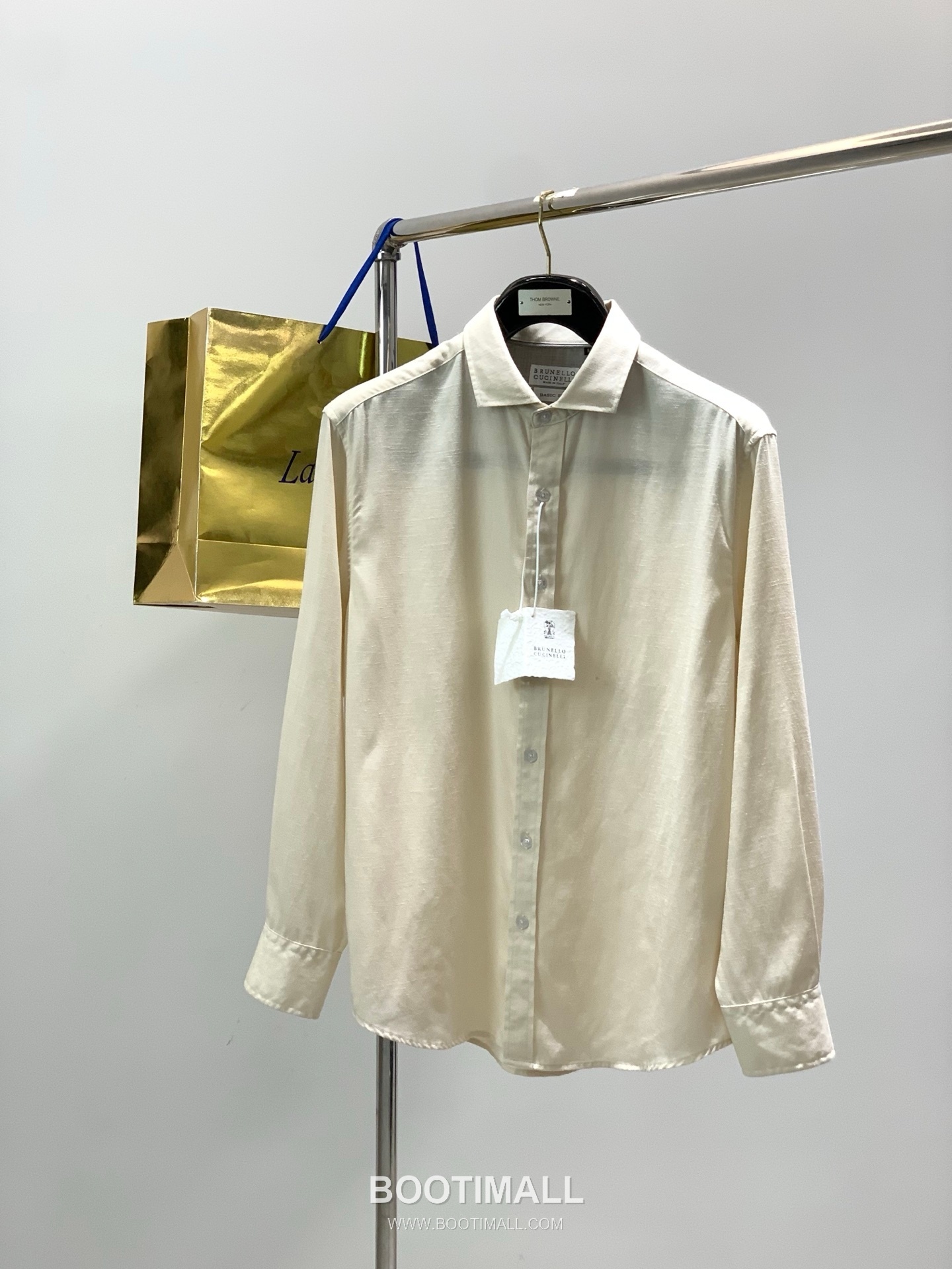 Brunello Cucinelli SS26 Cotton Long Sleeve Shirt with Embroidered Logo 브루넬로 쿠치넬리 SS26 코튼 긴팔 셔츠 자수 로고 1