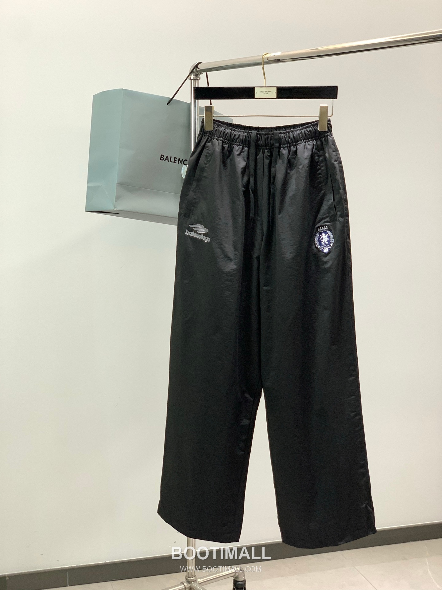 Balenciaga SS26 Football Collection Track Jacket and Pants Set with Embroidered Crest 발렌시아가 SS26 풋볼 컬렉션 트랙 자켓 팬츠 세트 자수 크레스트 1